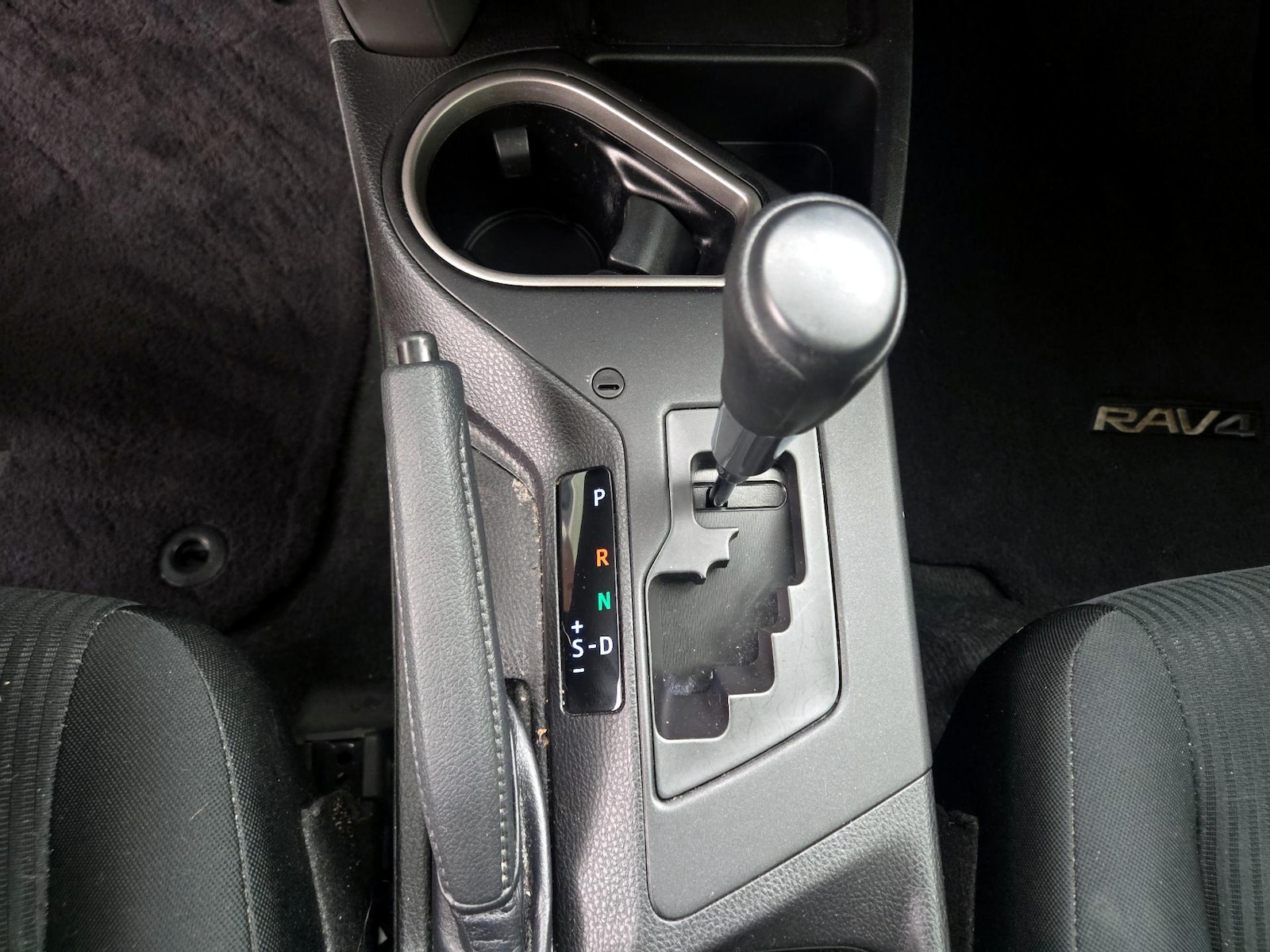 2018 Toyota RAV4 LE - Photo 18