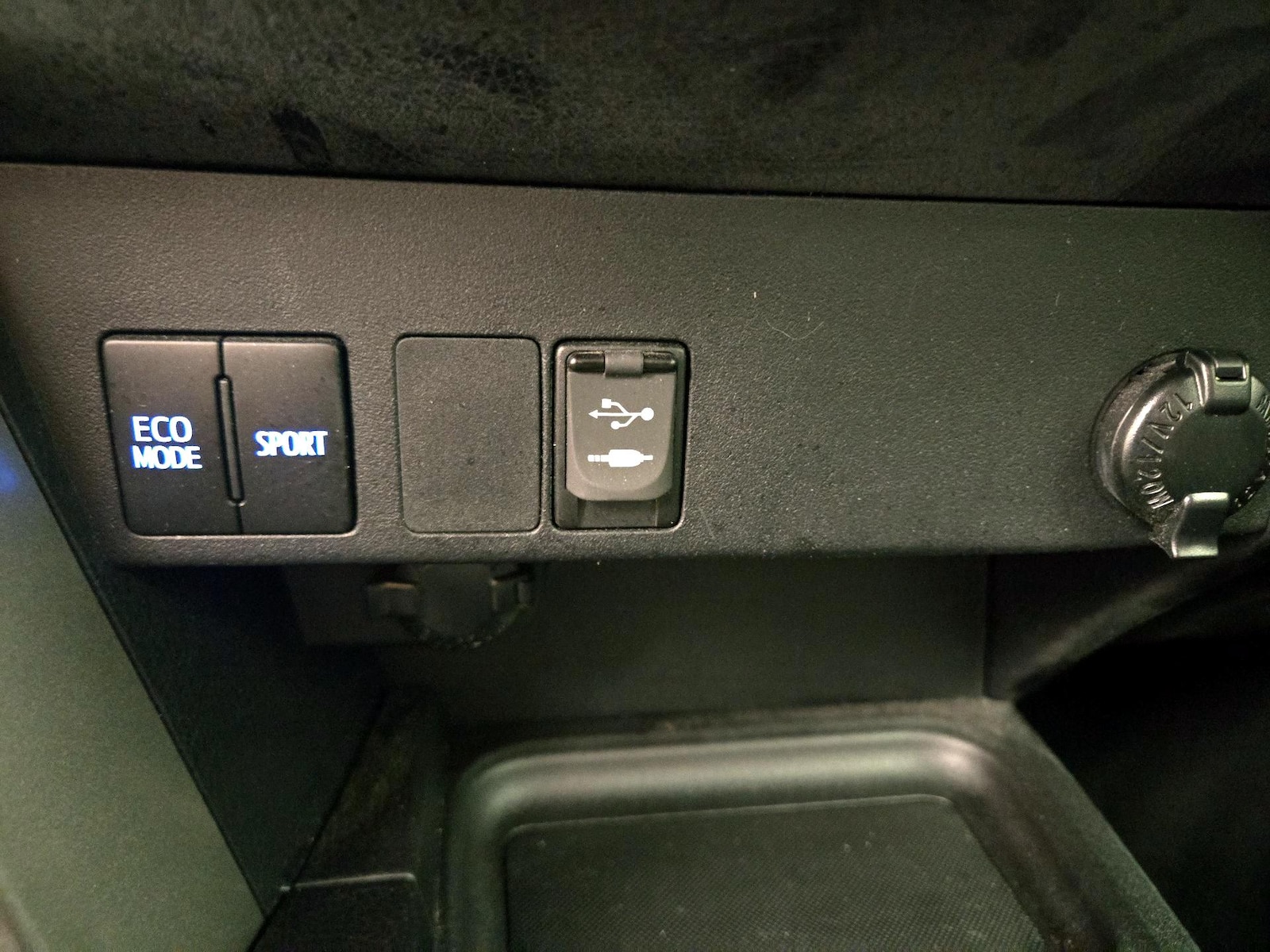 2018 Toyota RAV4 LE - Photo 19