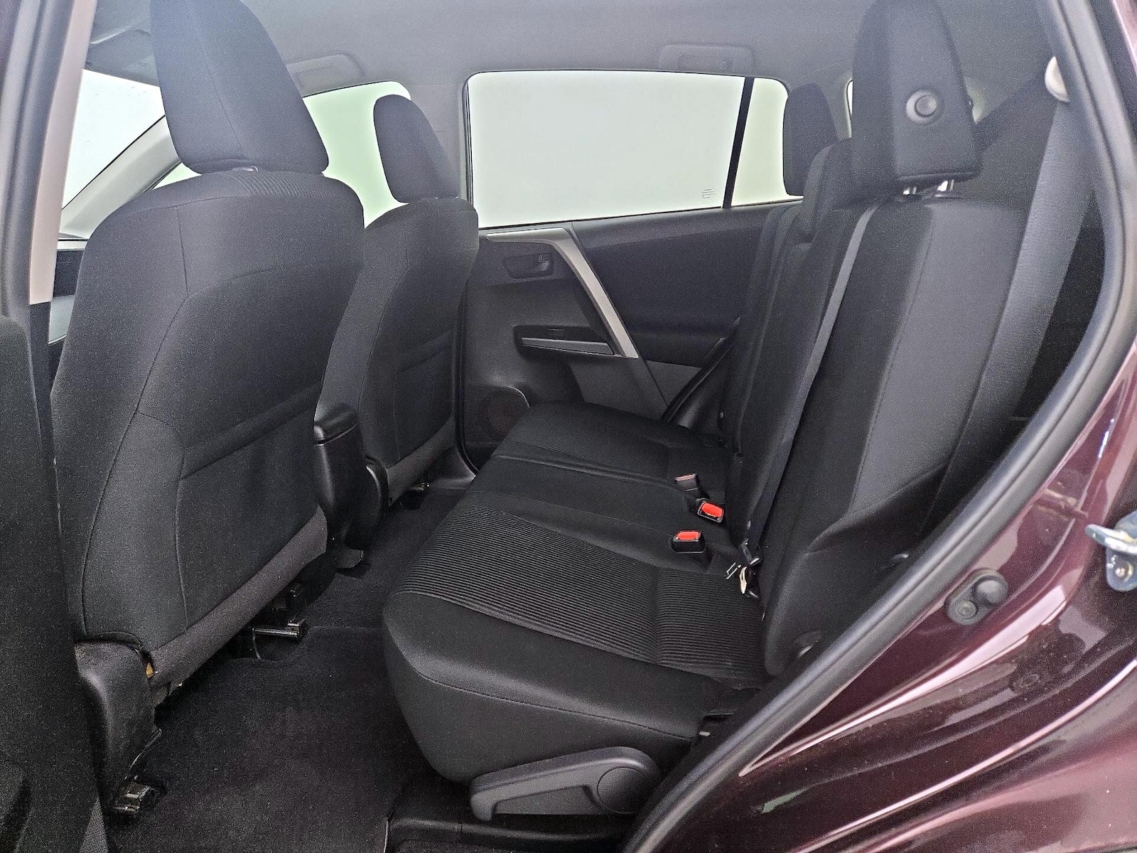 2018 Toyota RAV4 LE - Photo 20