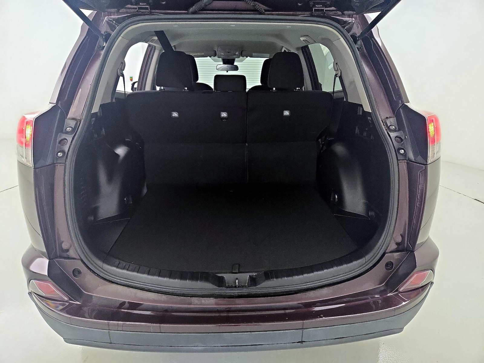 2018 Toyota RAV4 LE - Photo 21