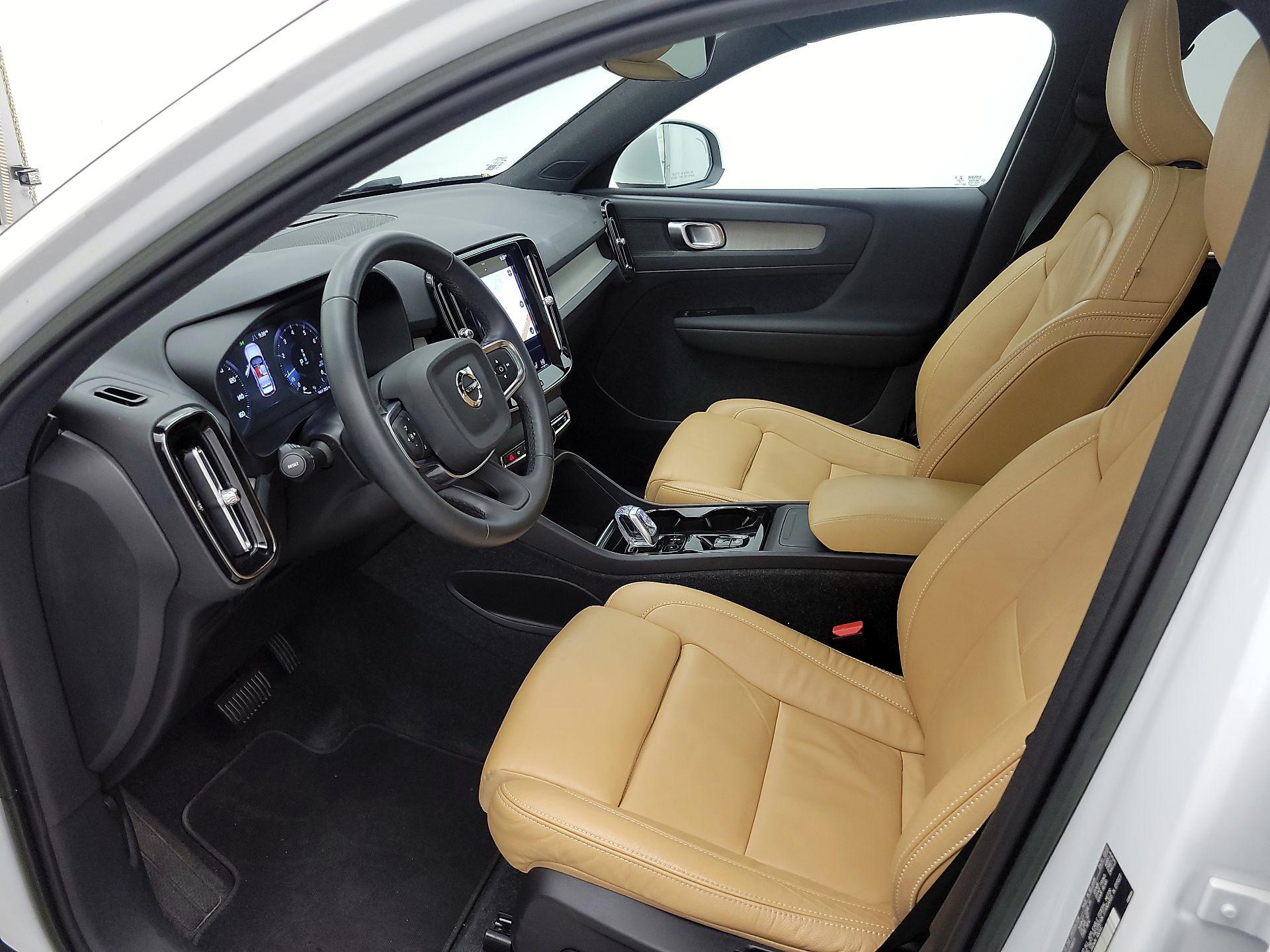 Thumbnail: 2022 Volvo XC40 - 11