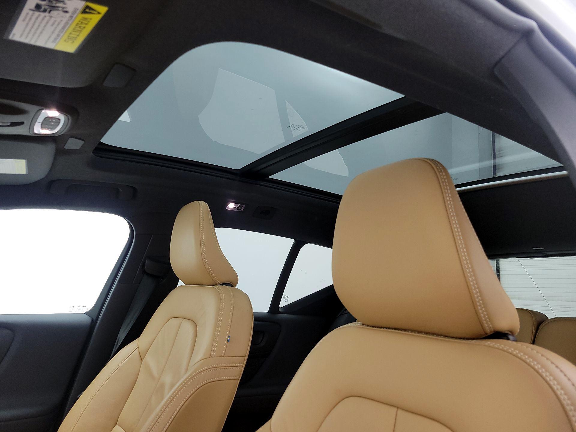 Thumbnail: 2022 Volvo XC40 - 20