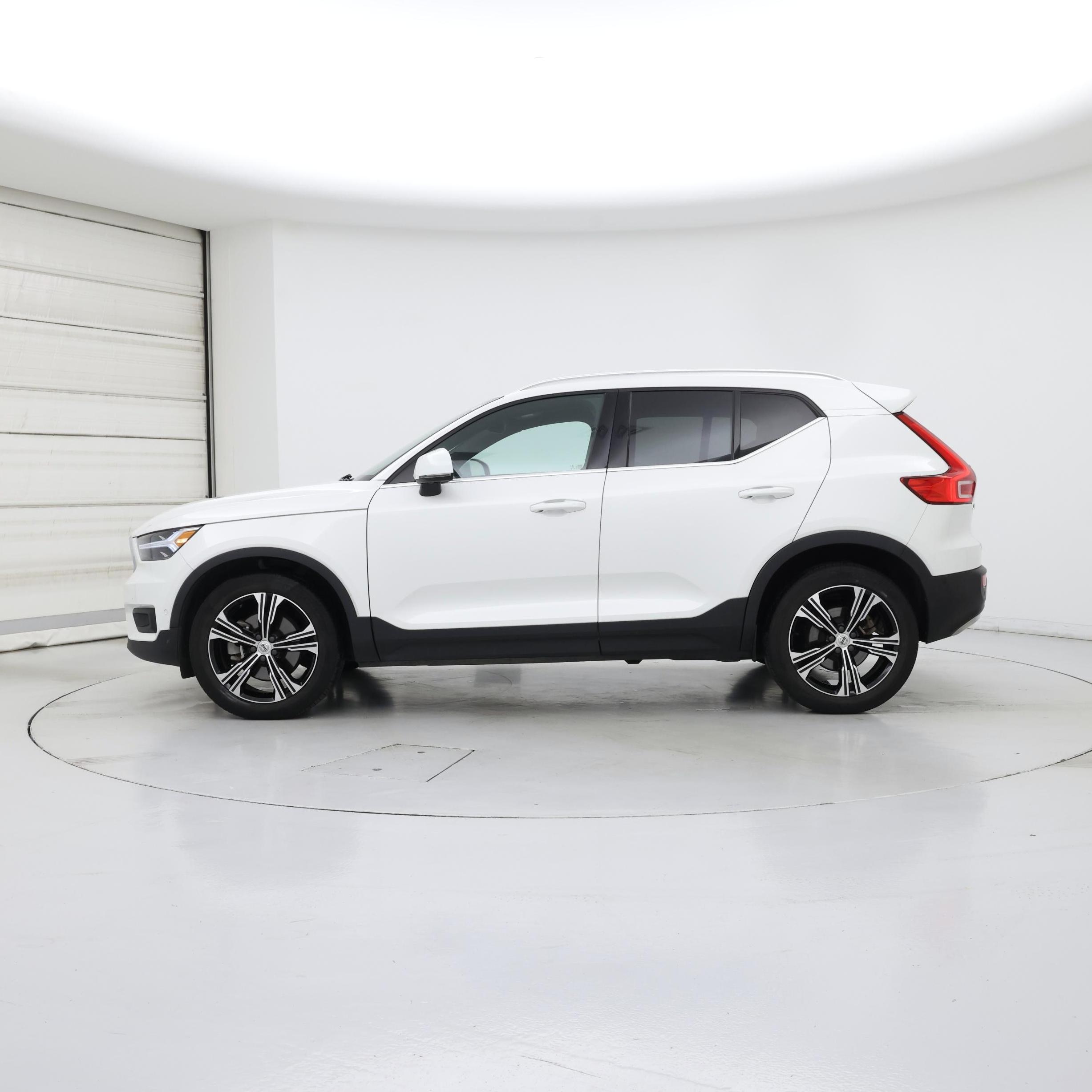 Thumbnail: 2022 Volvo XC40 - 3