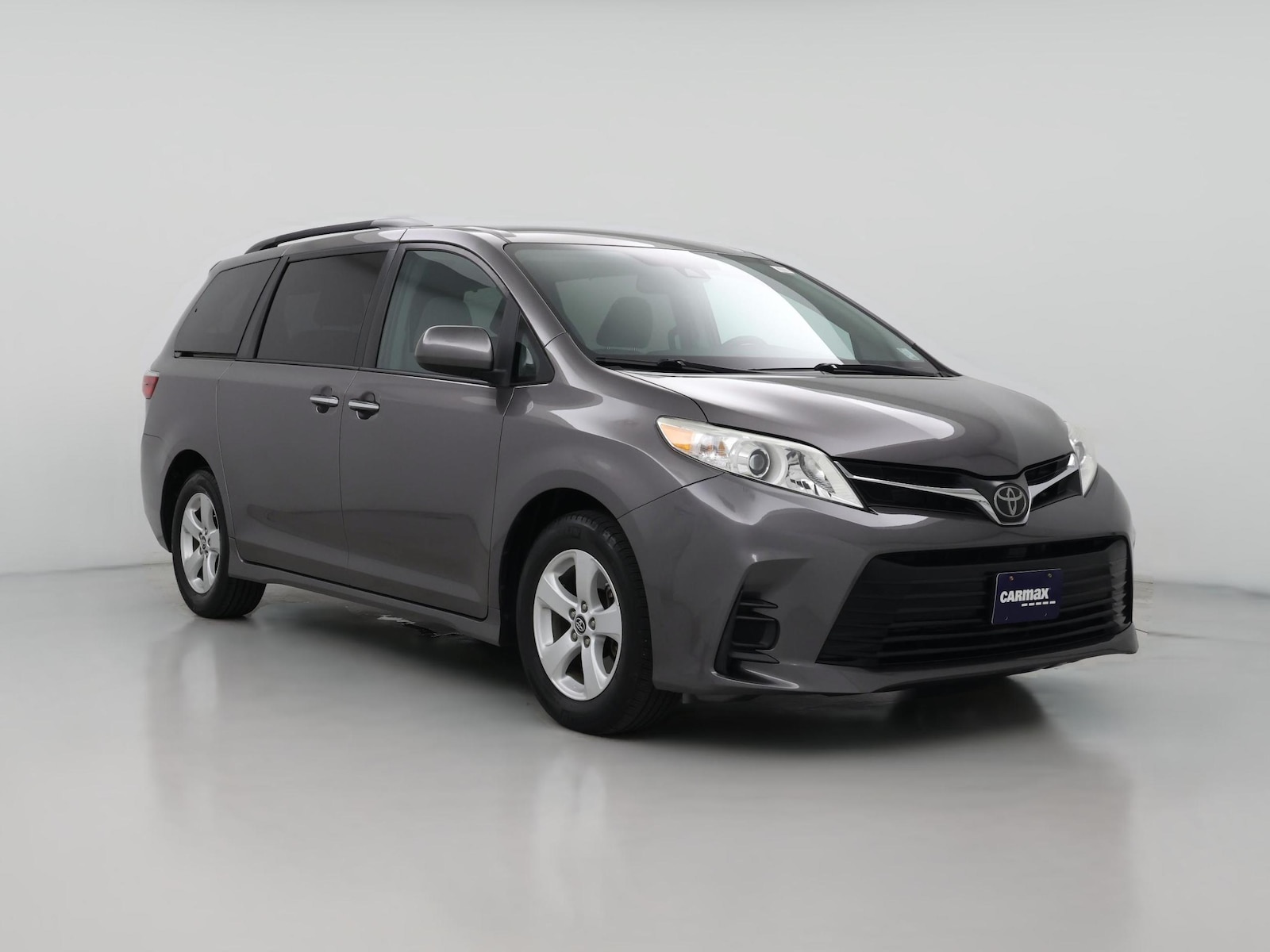 2019 Toyota Sienna LE - Photo 1