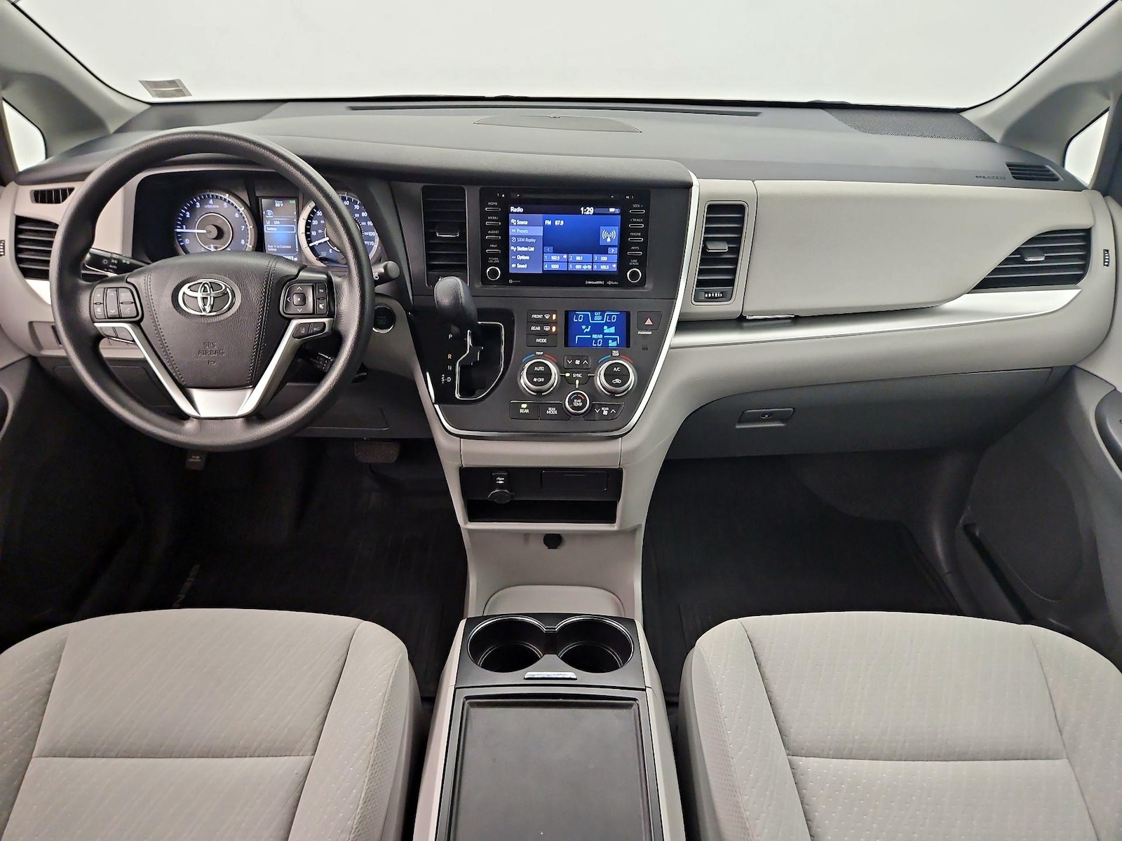 2019 Toyota Sienna LE - Photo 10