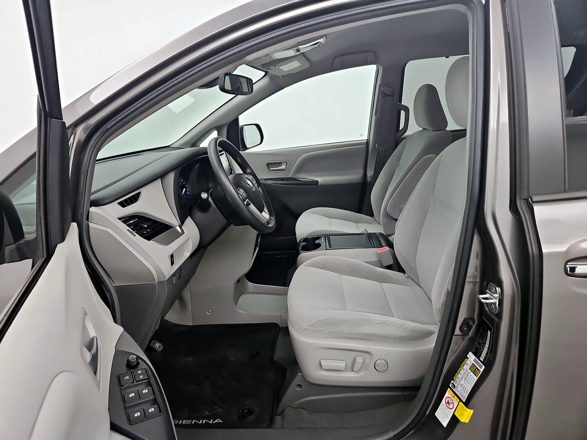 Thumbnail: 2019 Toyota Sienna - 11