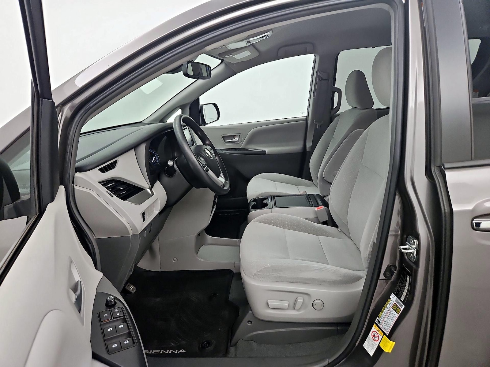 2019 Toyota Sienna LE - Photo 12