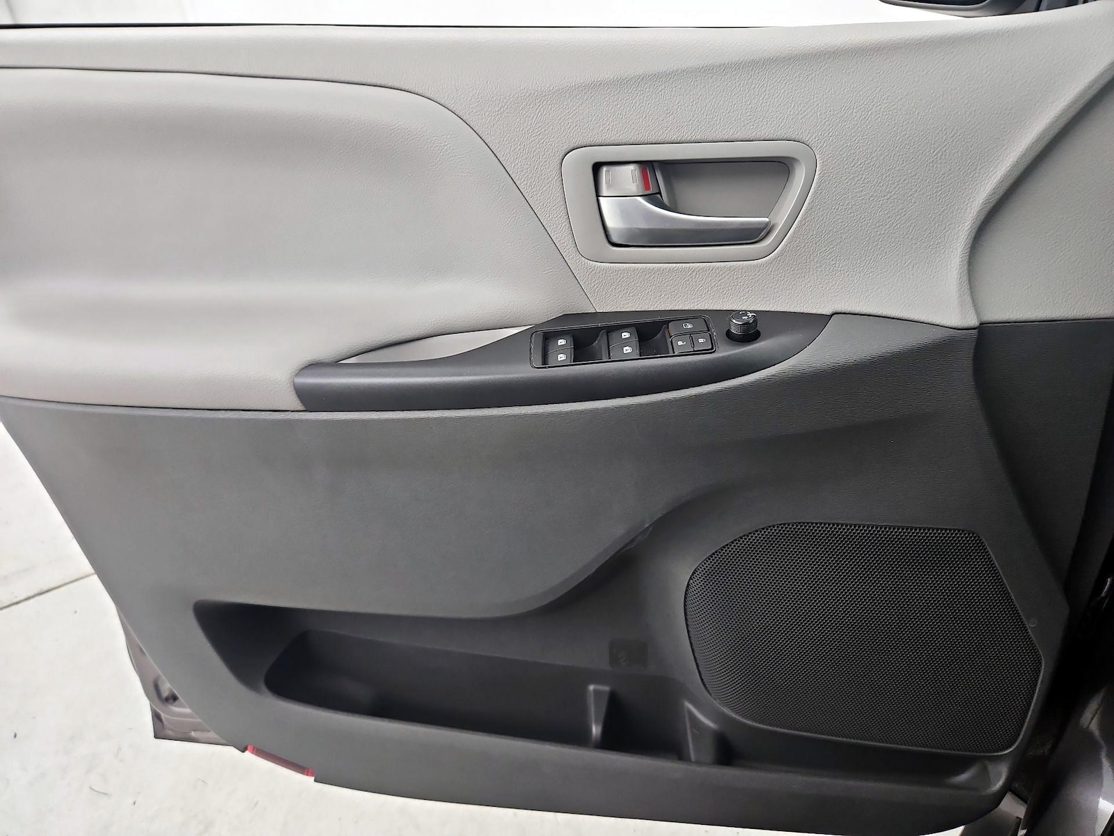 2019 Toyota Sienna LE - Photo 13