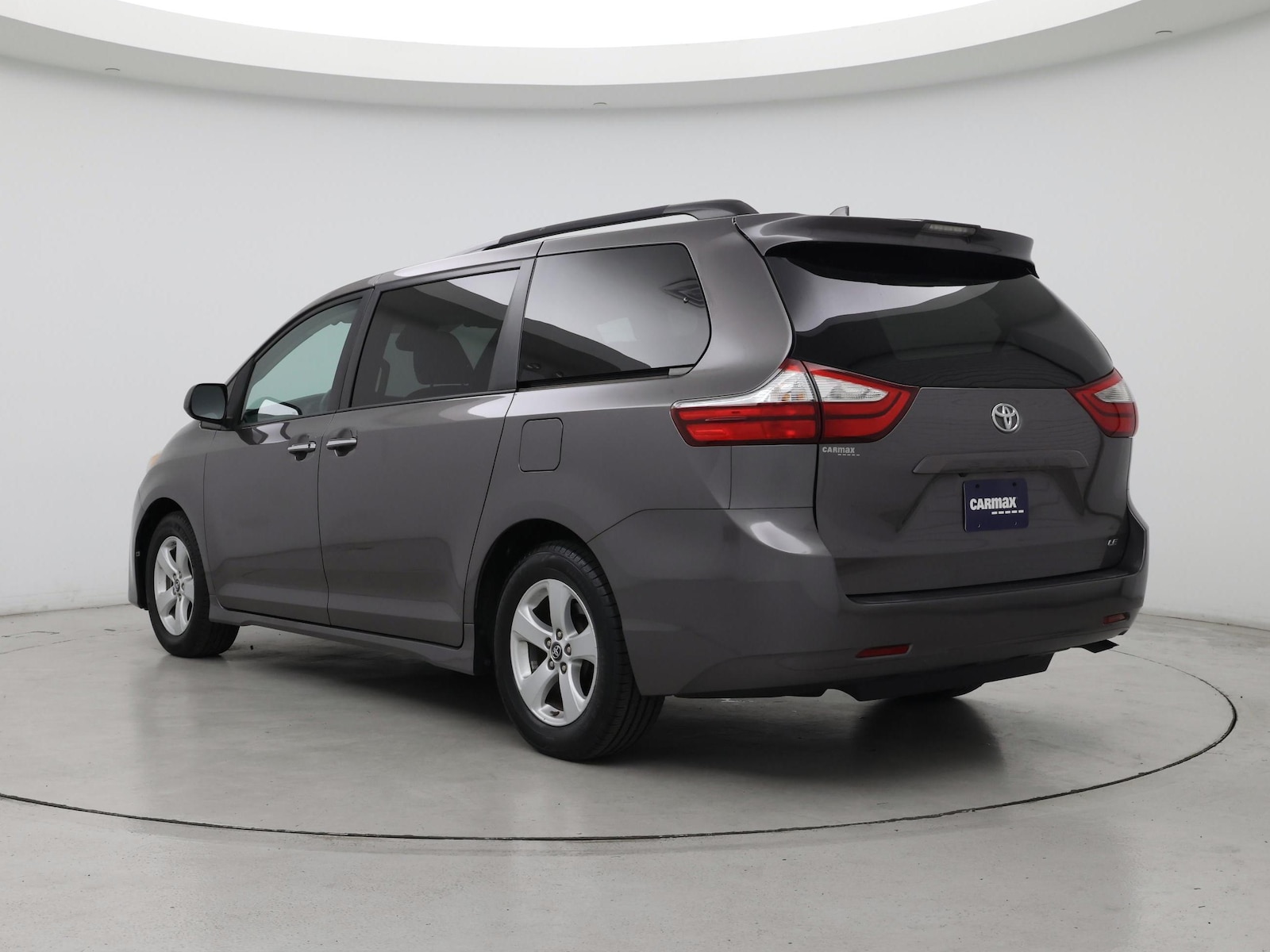 2019 Toyota Sienna LE - Photo 3