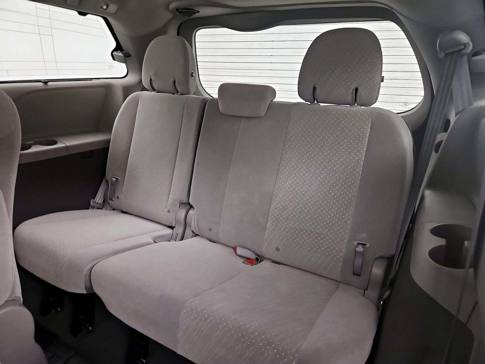Thumbnail: 2019 Toyota Sienna - 20
