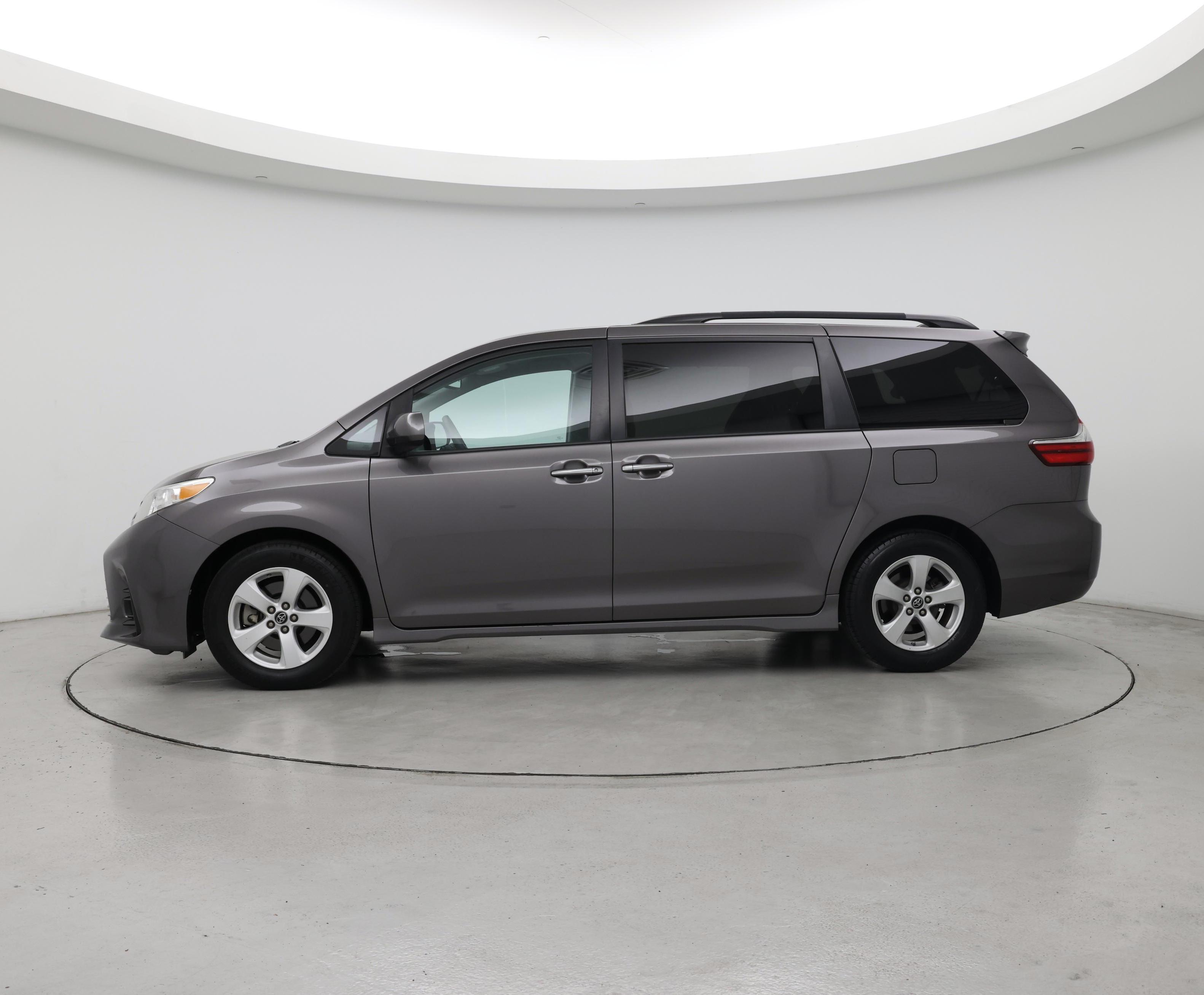Thumbnail: 2019 Toyota Sienna - 3