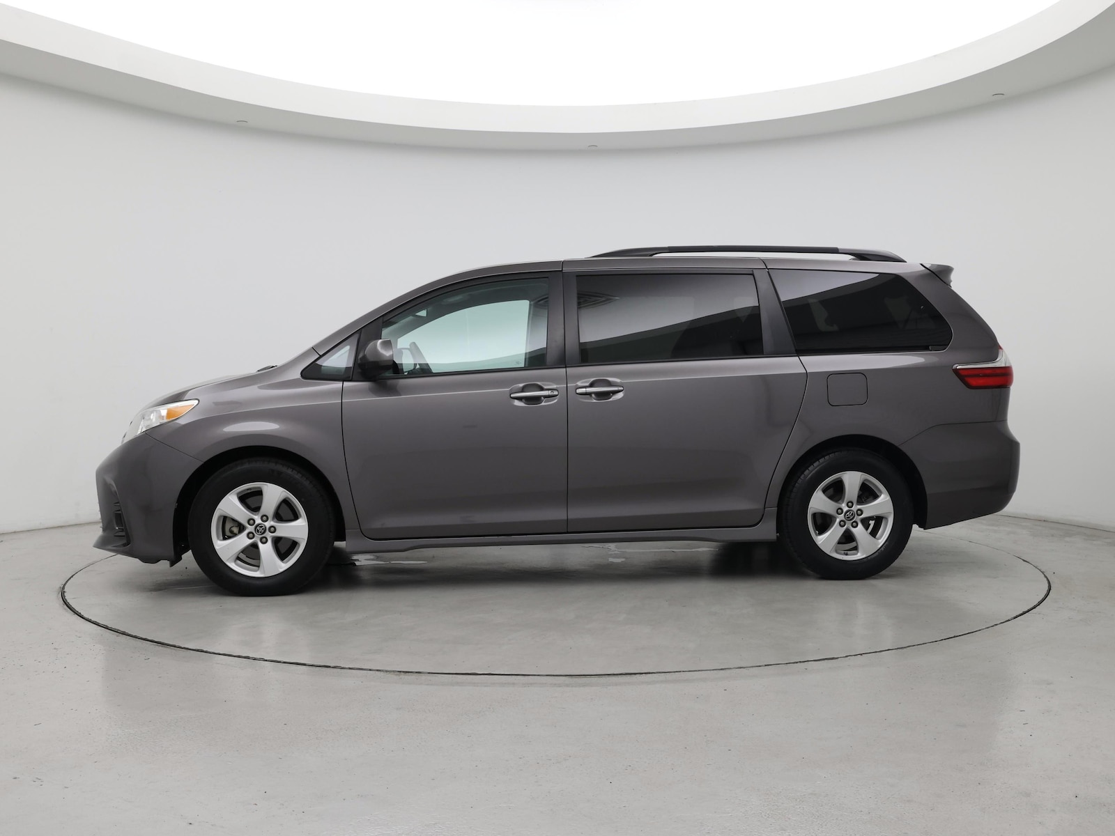 2019 Toyota Sienna LE - Photo 4