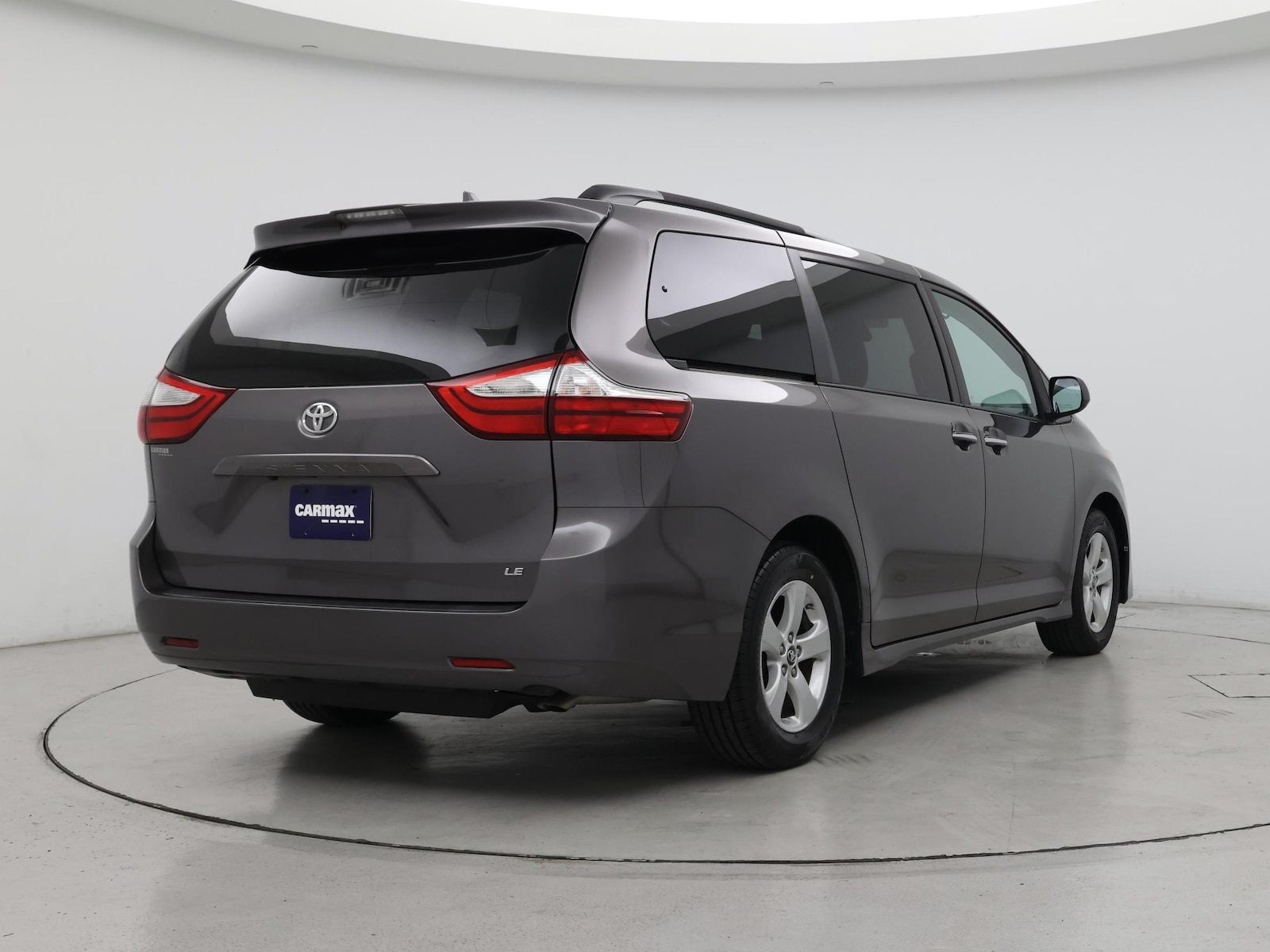 2019 Toyota Sienna LE - Photo 9