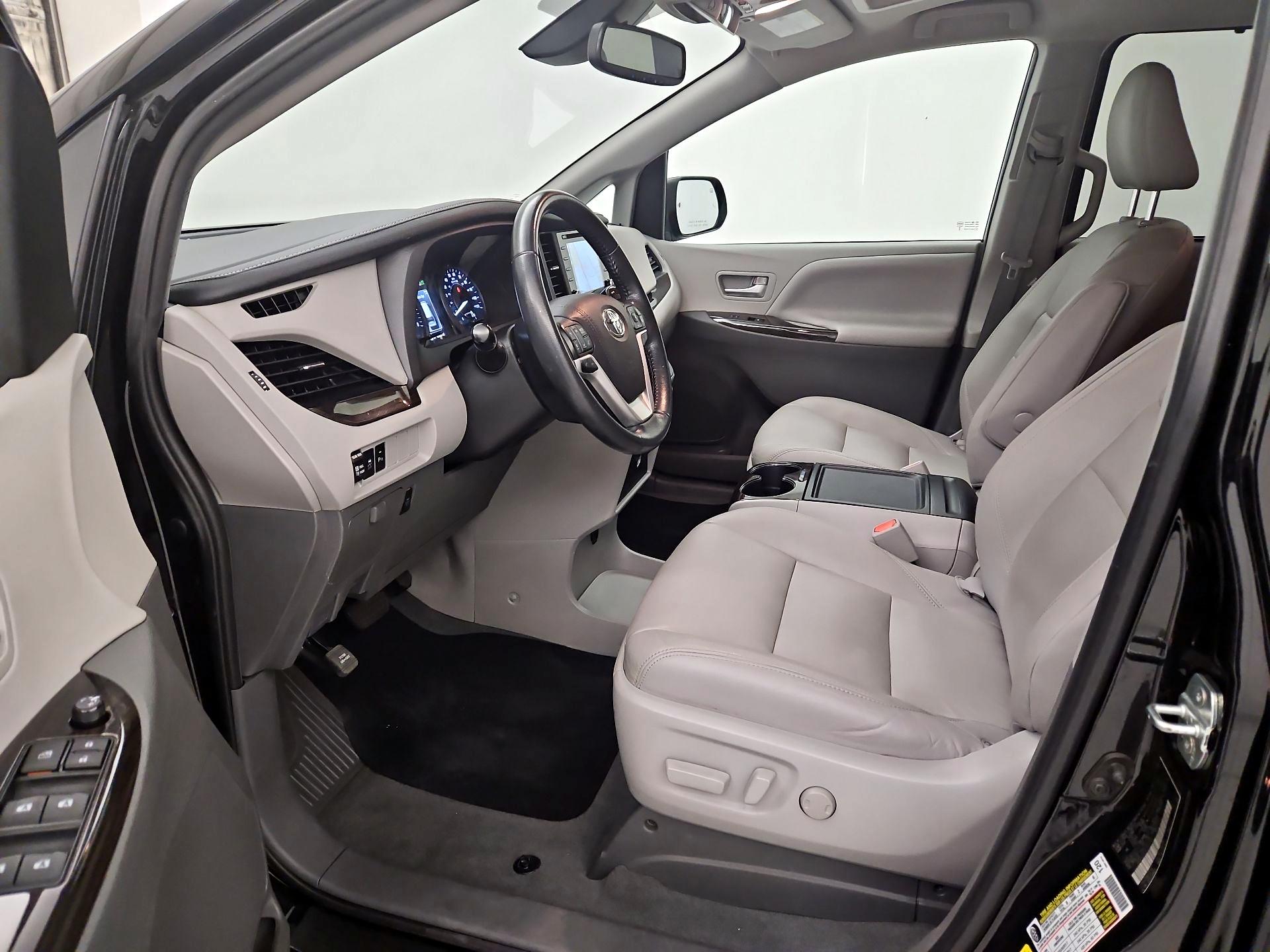 Thumbnail: 2020 Toyota Sienna - 11