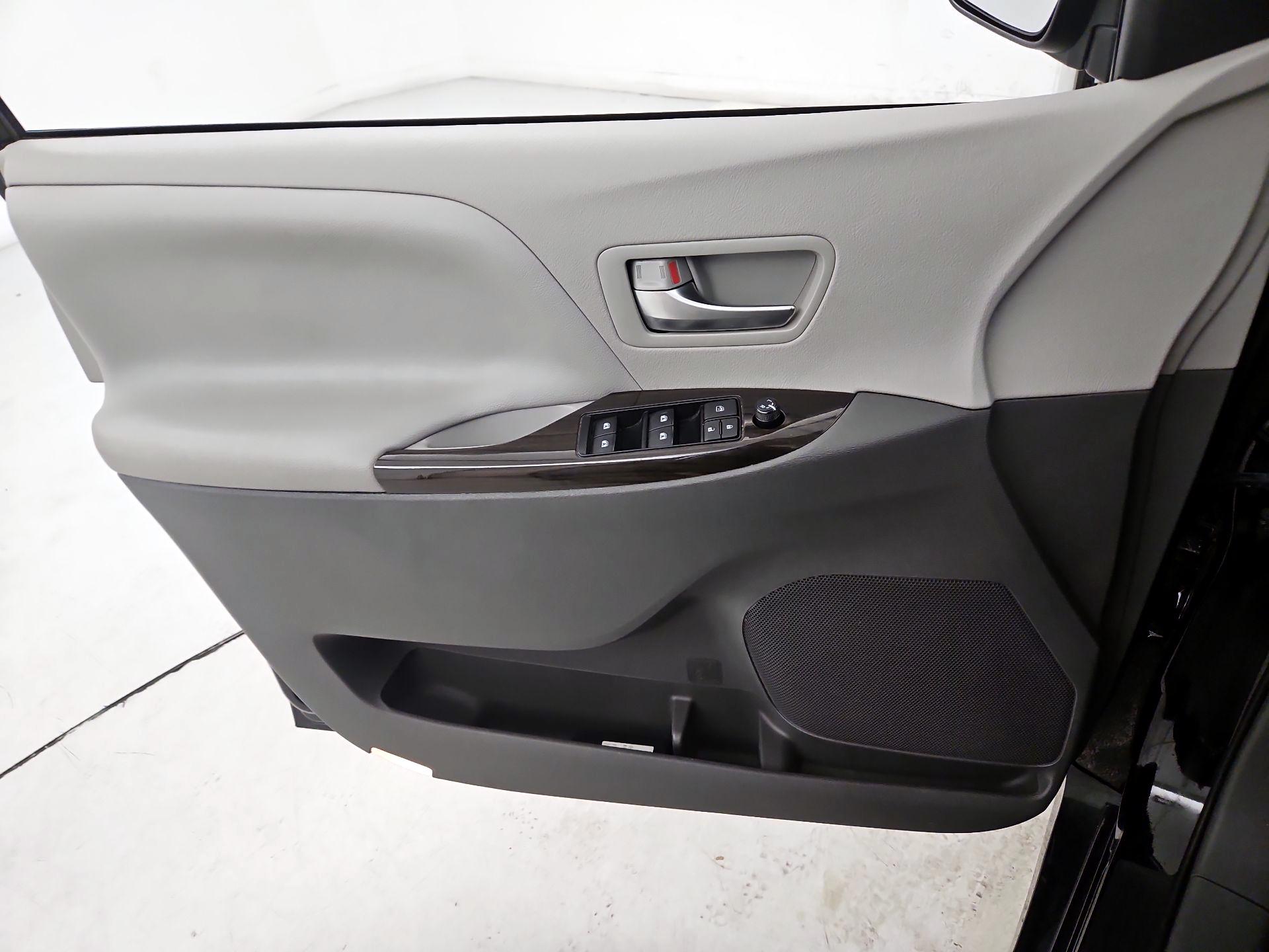 Thumbnail: 2020 Toyota Sienna - 12