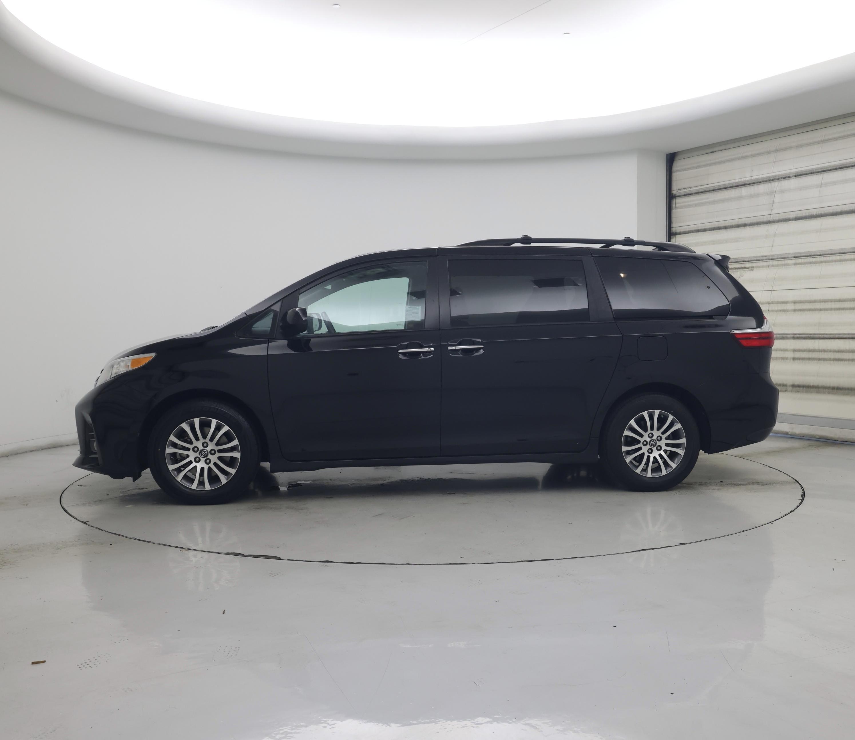 Thumbnail: 2020 Toyota Sienna - 3