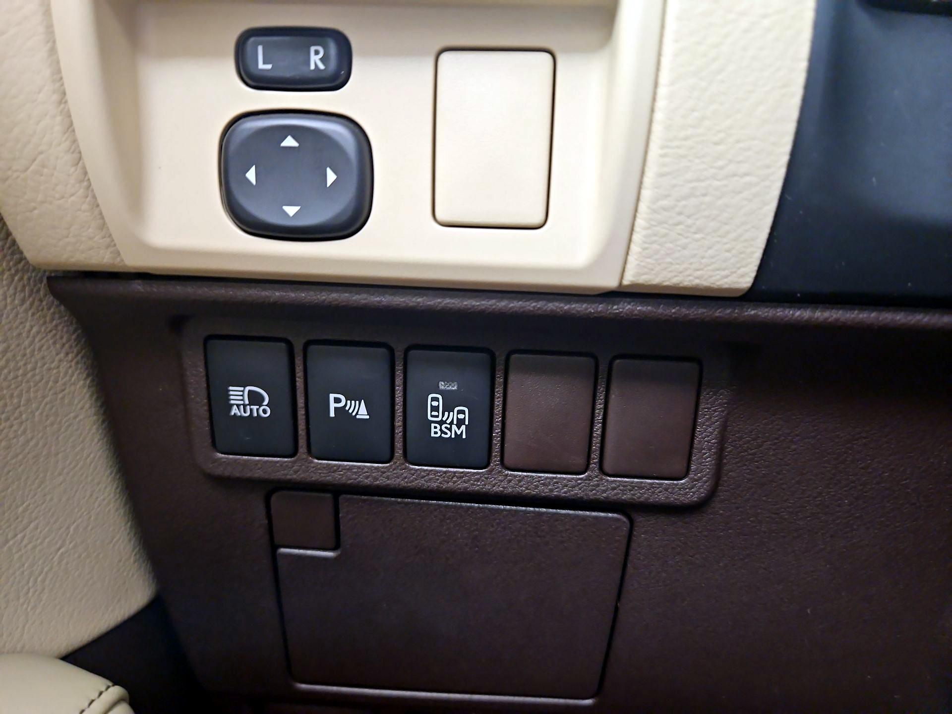 Thumbnail: 2016 Lexus ES - 13