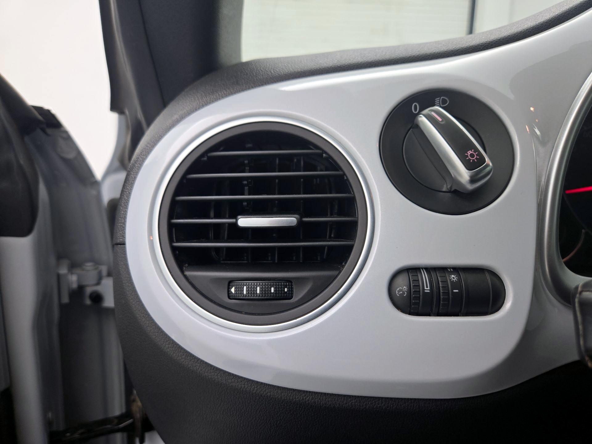 Thumbnail: 2019 Volkswagen Beetle - 13