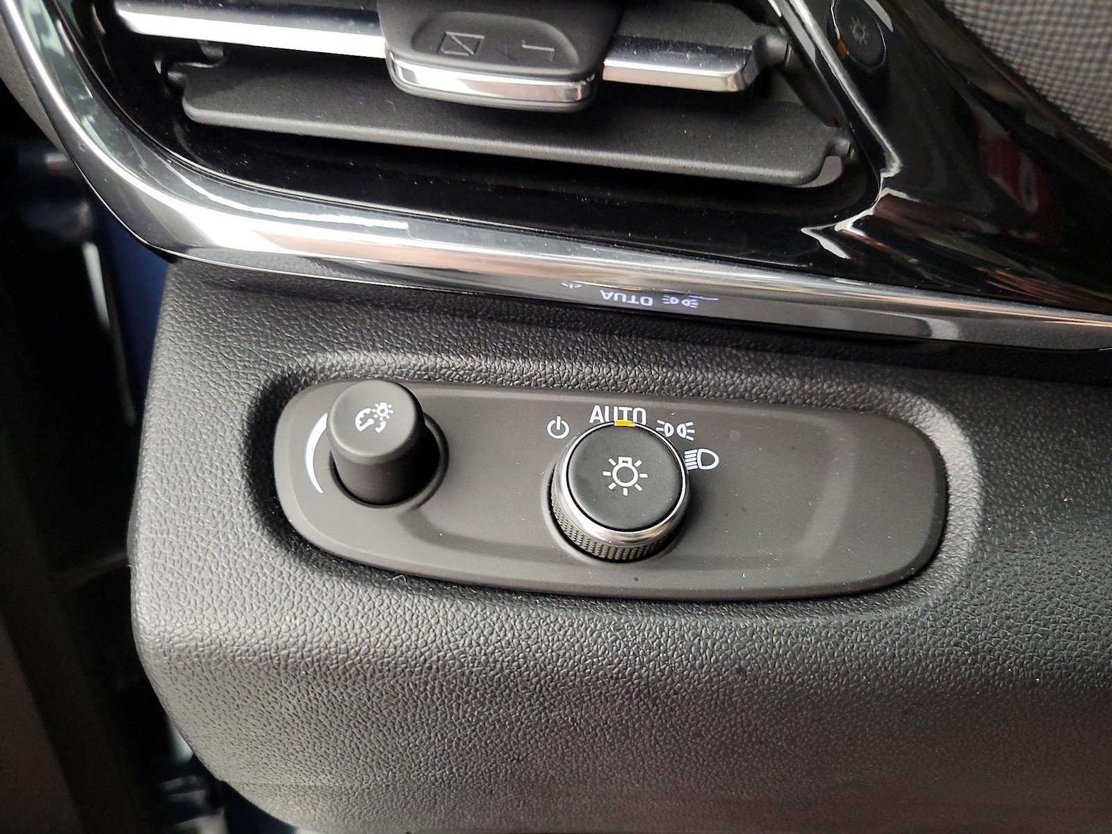 2025 Buick Envista Sport Touring - Photo 14