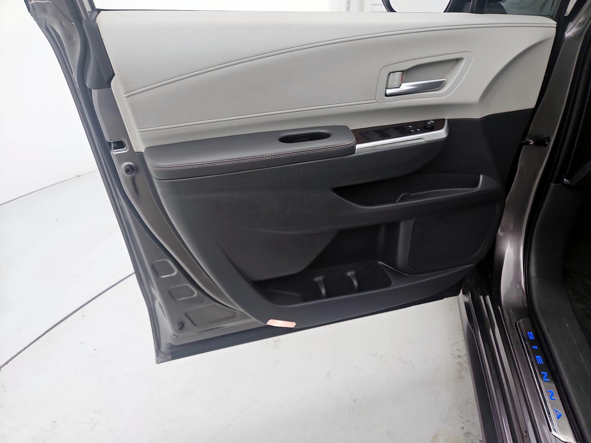 Thumbnail: 2021 Toyota Sienna - 12