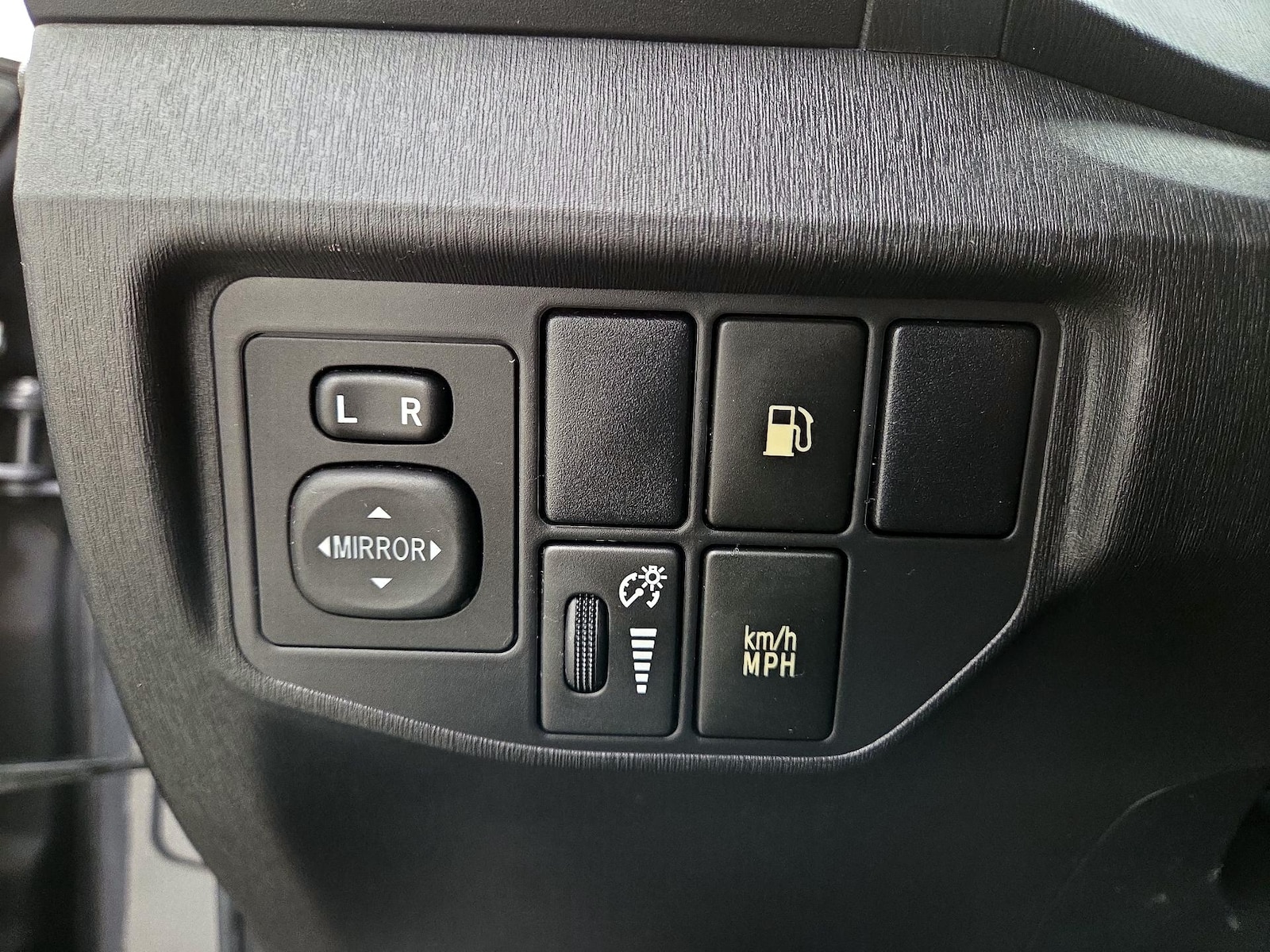 2015 Toyota Prius Plug-In Advanced - Photo 14