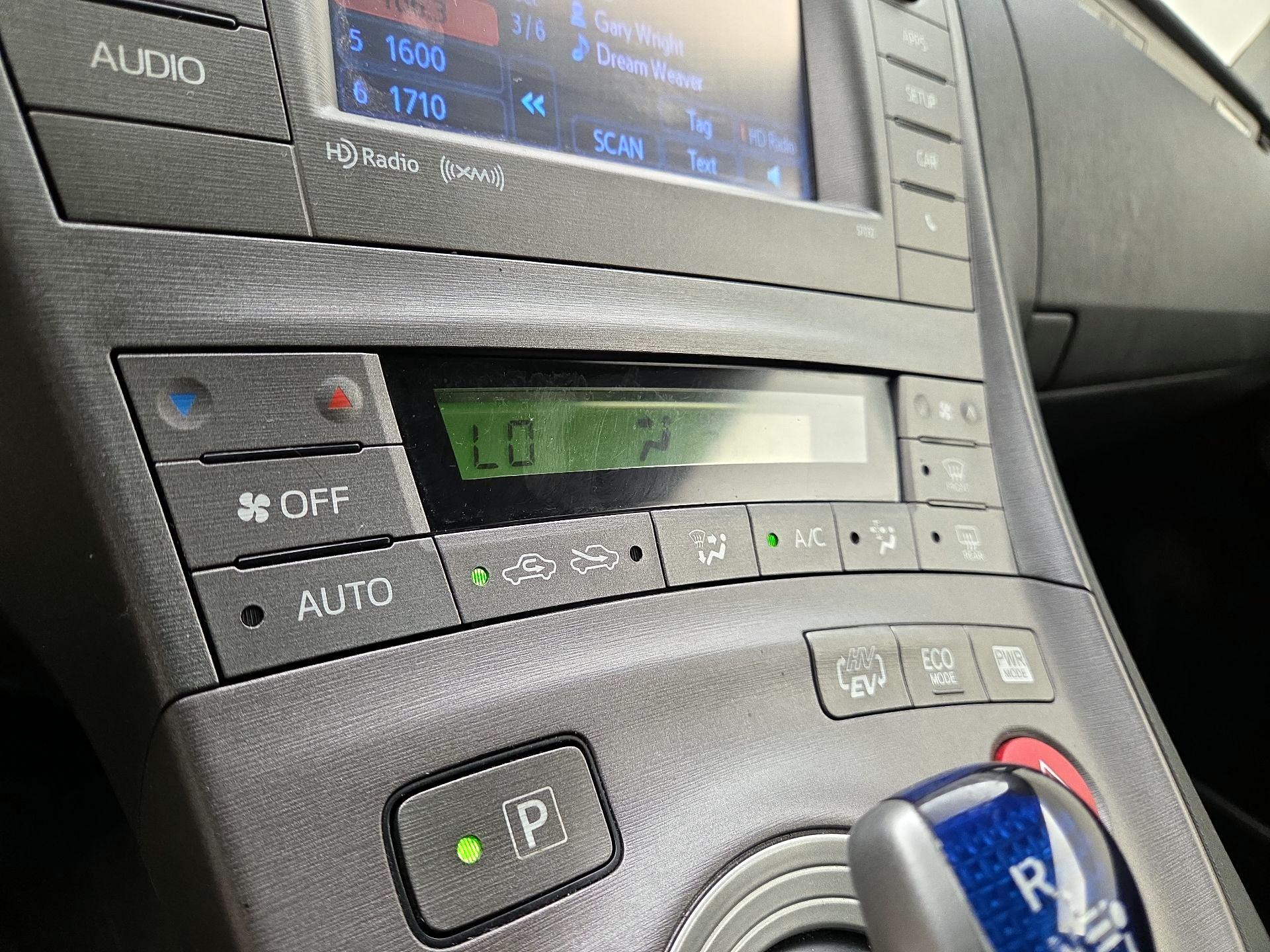 Thumbnail: 2015 Toyota Prius - 16
