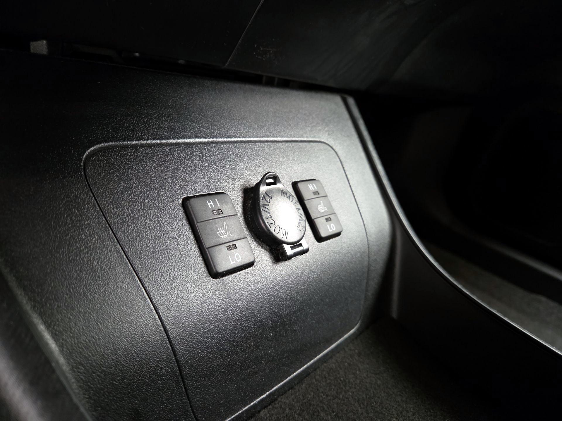 Thumbnail: 2015 Toyota Prius - 18