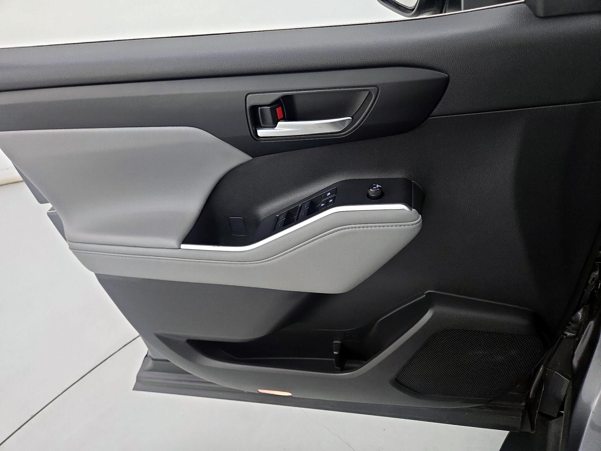 Thumbnail: 2022 Toyota Highlander - 12