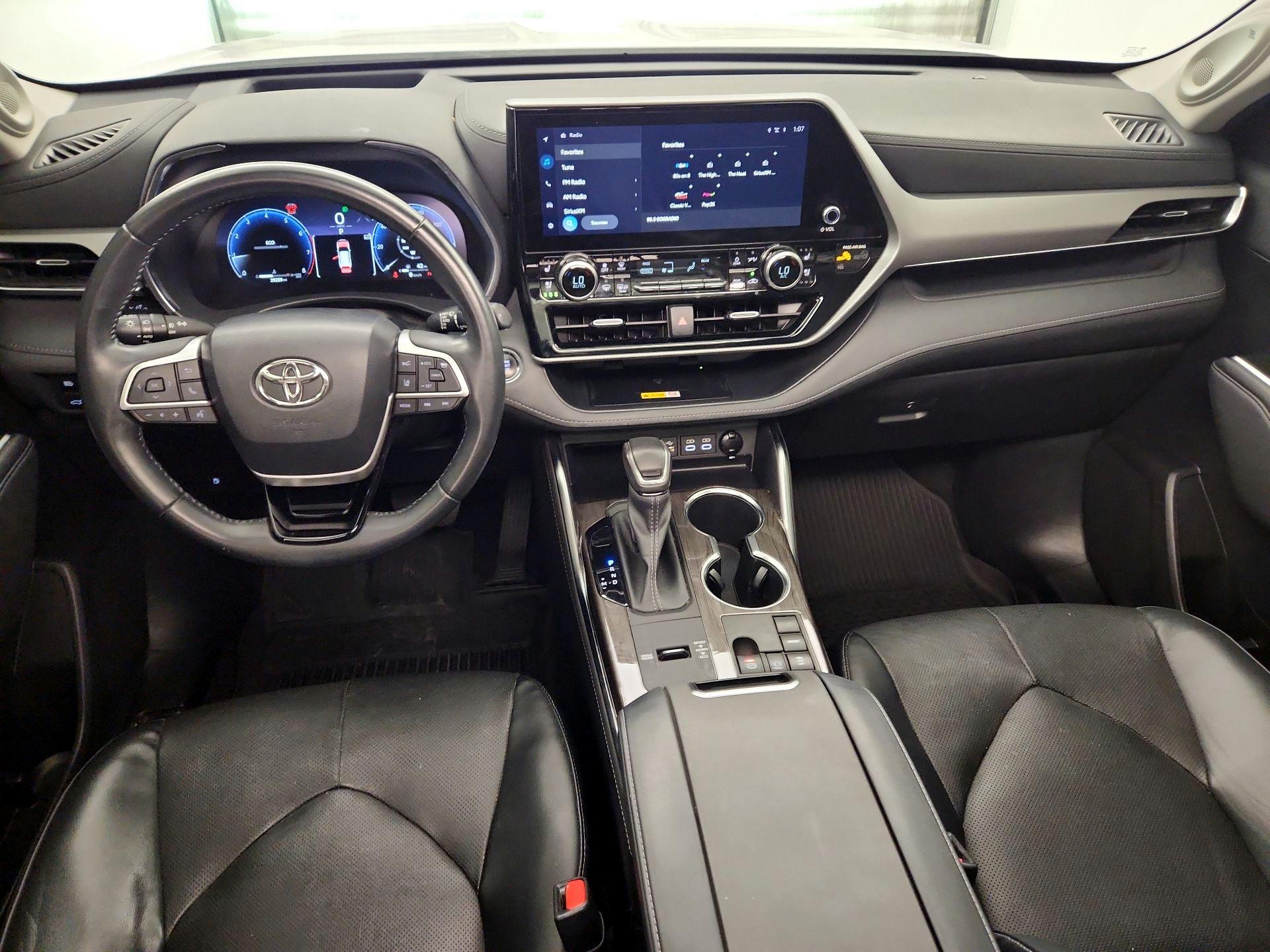 Thumbnail: 2023 Toyota Highlander - 9