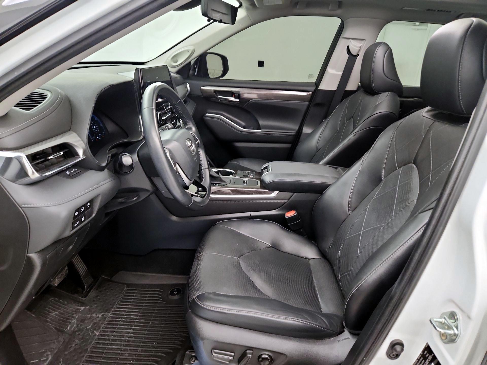 Thumbnail: 2023 Toyota Highlander - 11