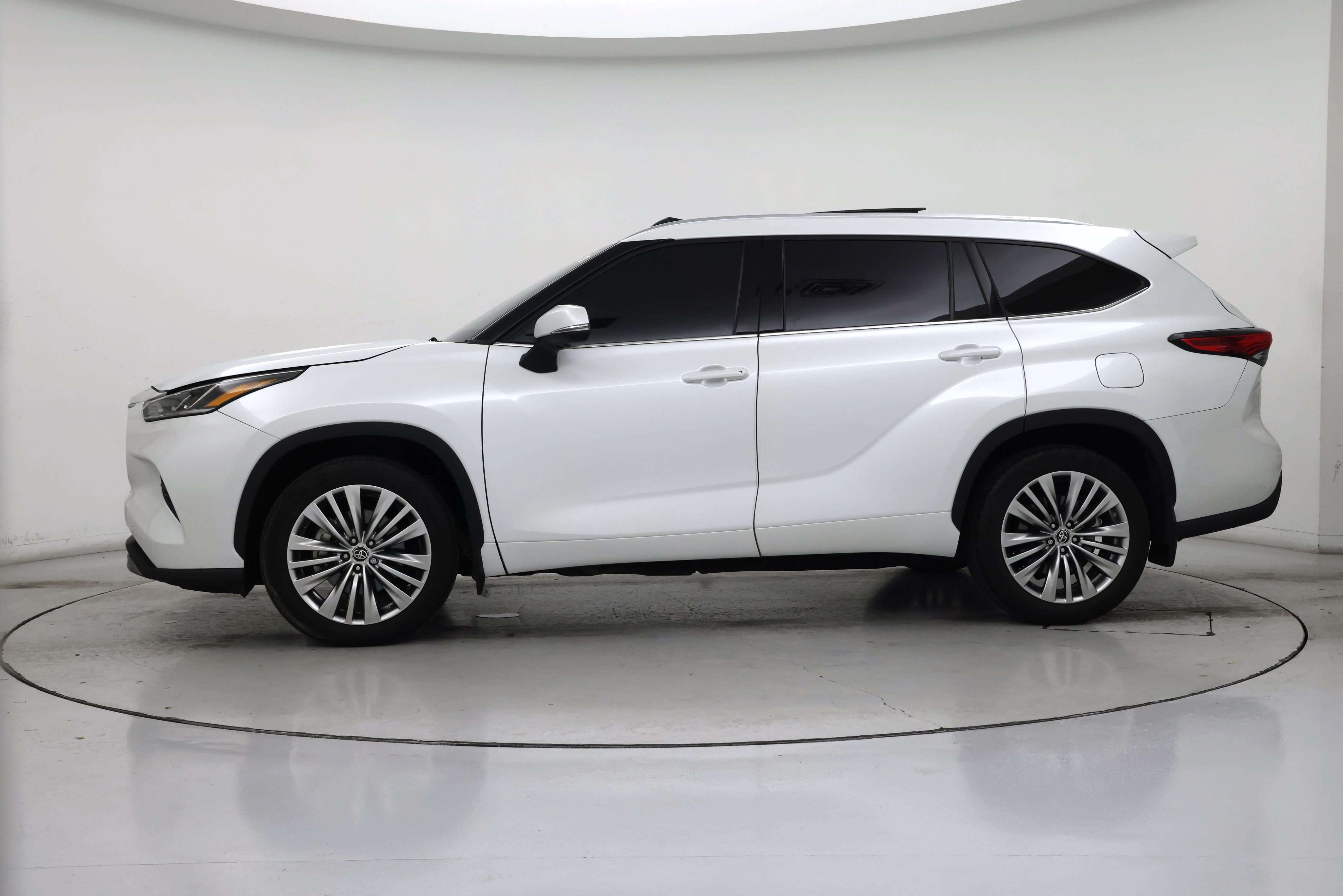 Thumbnail: 2023 Toyota Highlander - 3