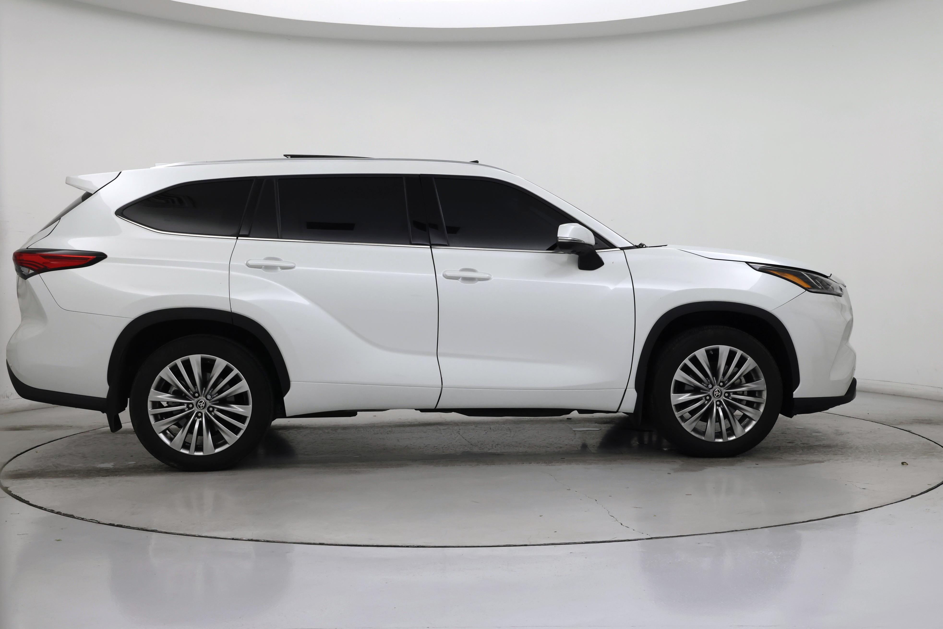 Thumbnail: 2023 Toyota Highlander - 7