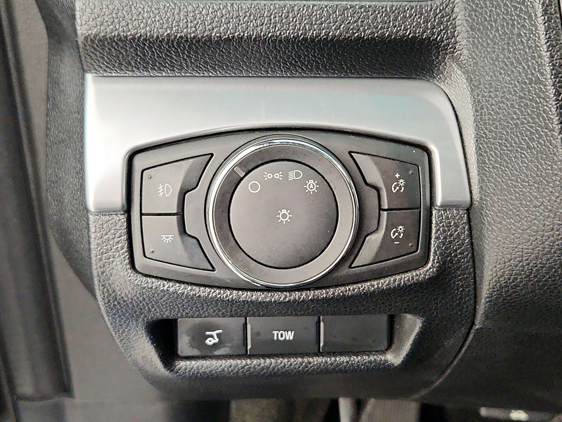 Thumbnail: 2016 Ford Explorer - 13