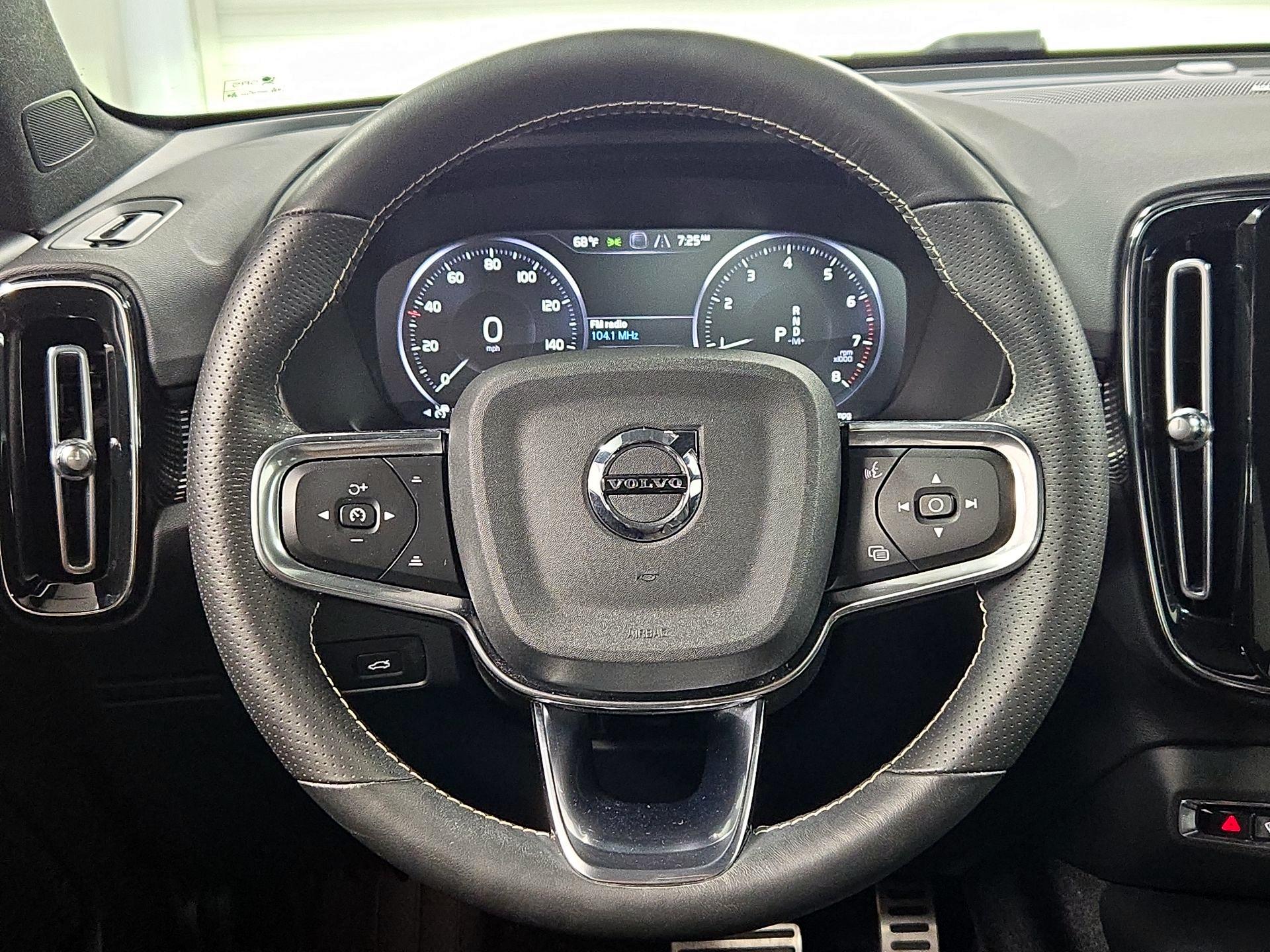 Thumbnail: 2021 Volvo XC40 - 10