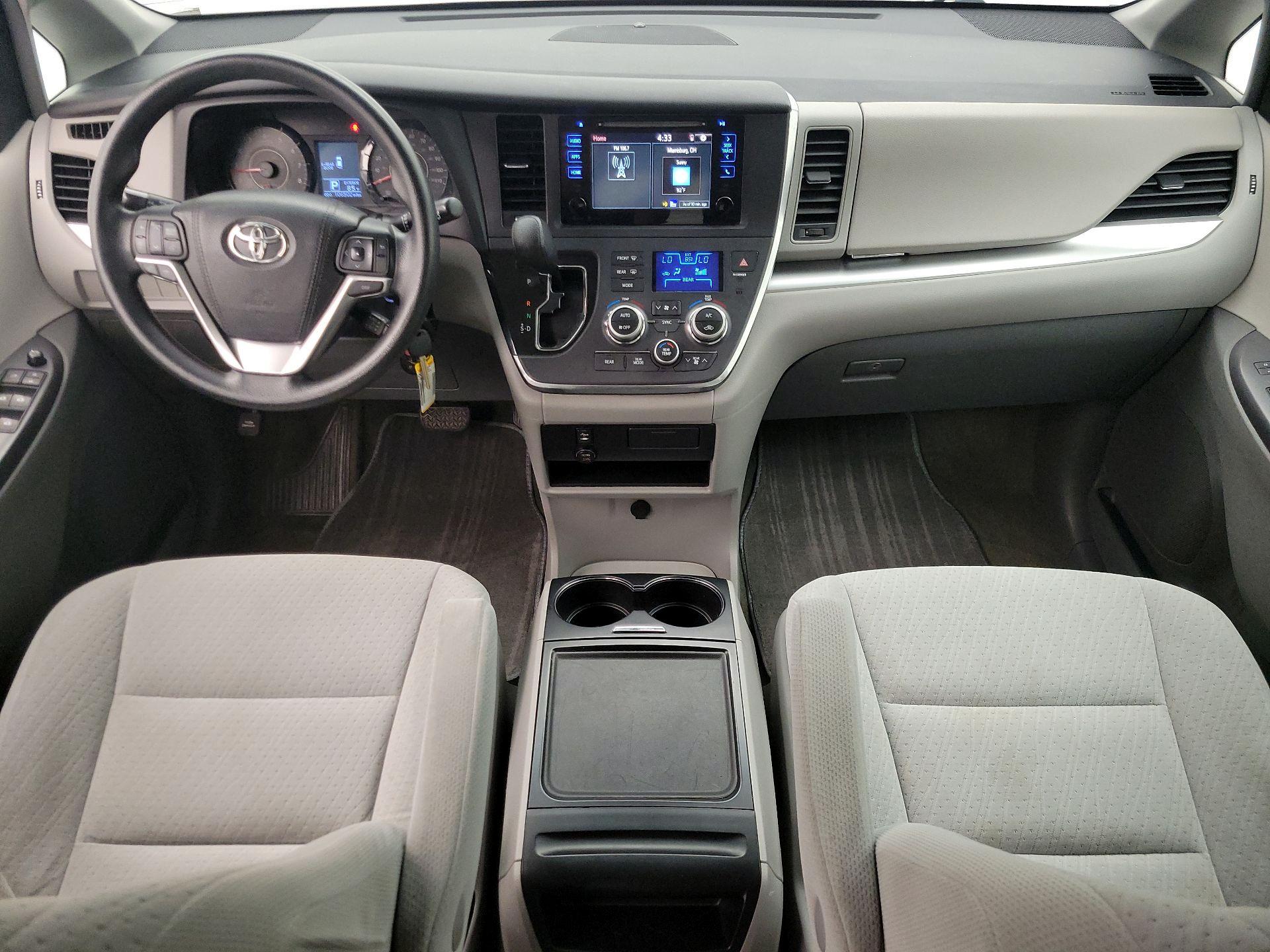 Thumbnail: 2015 Toyota Sienna - 9