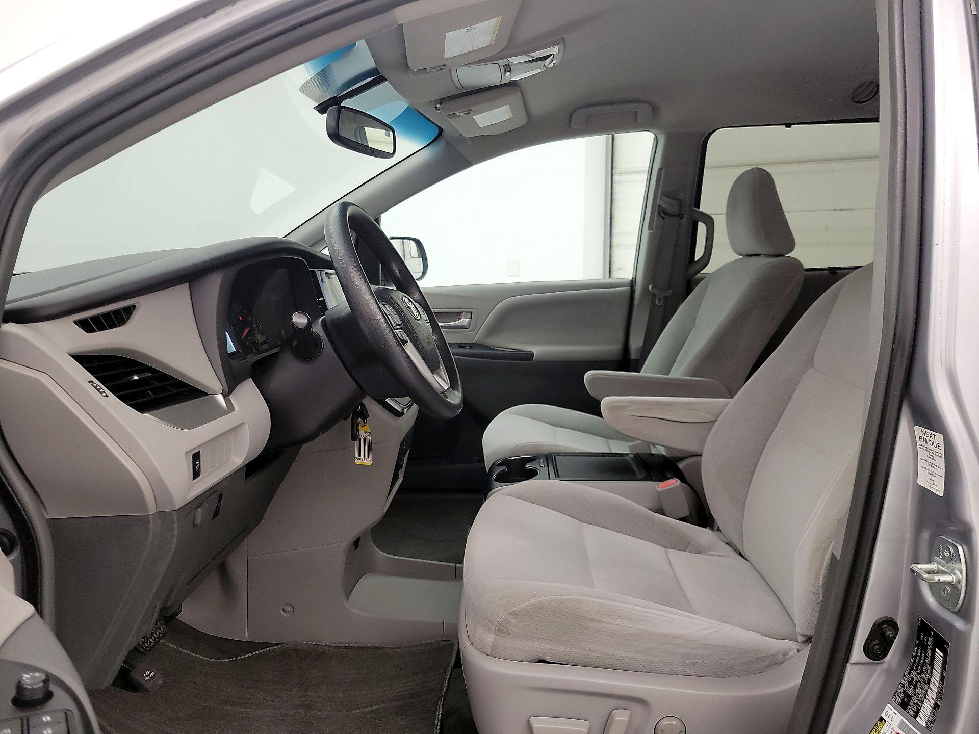 Thumbnail: 2015 Toyota Sienna - 11