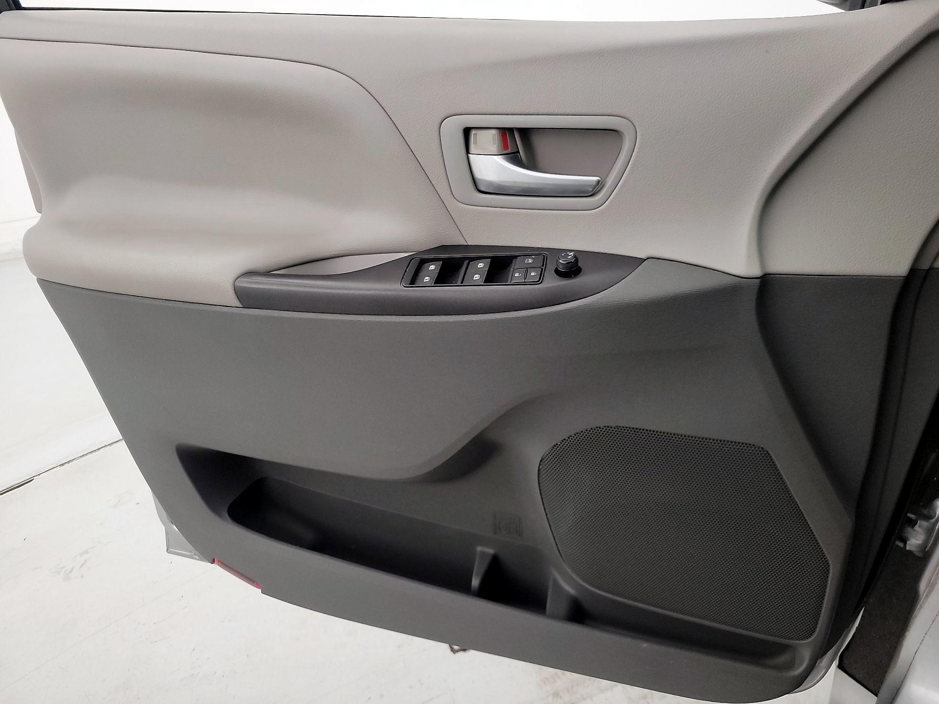 Thumbnail: 2015 Toyota Sienna - 12