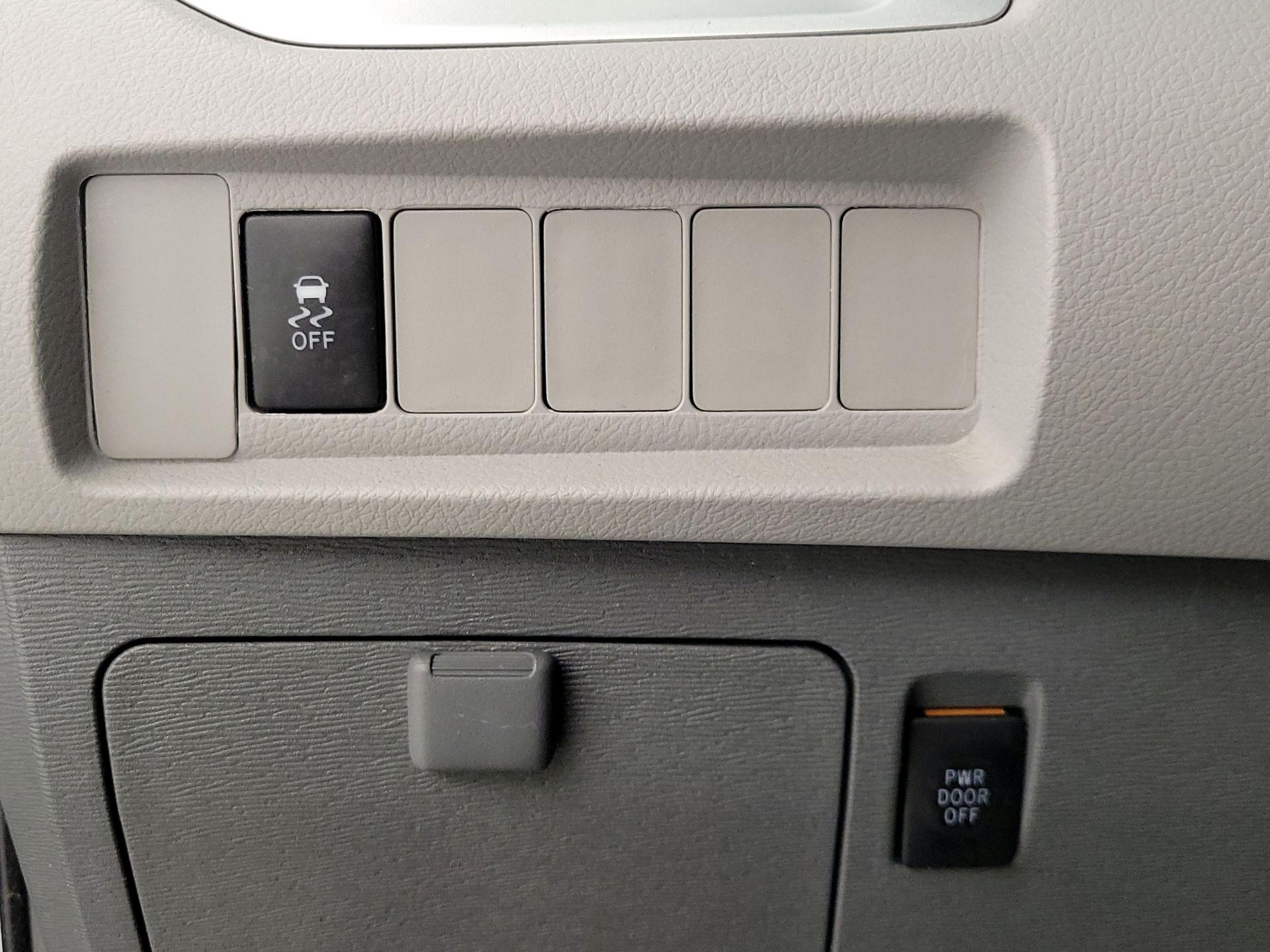 Thumbnail: 2015 Toyota Sienna - 13