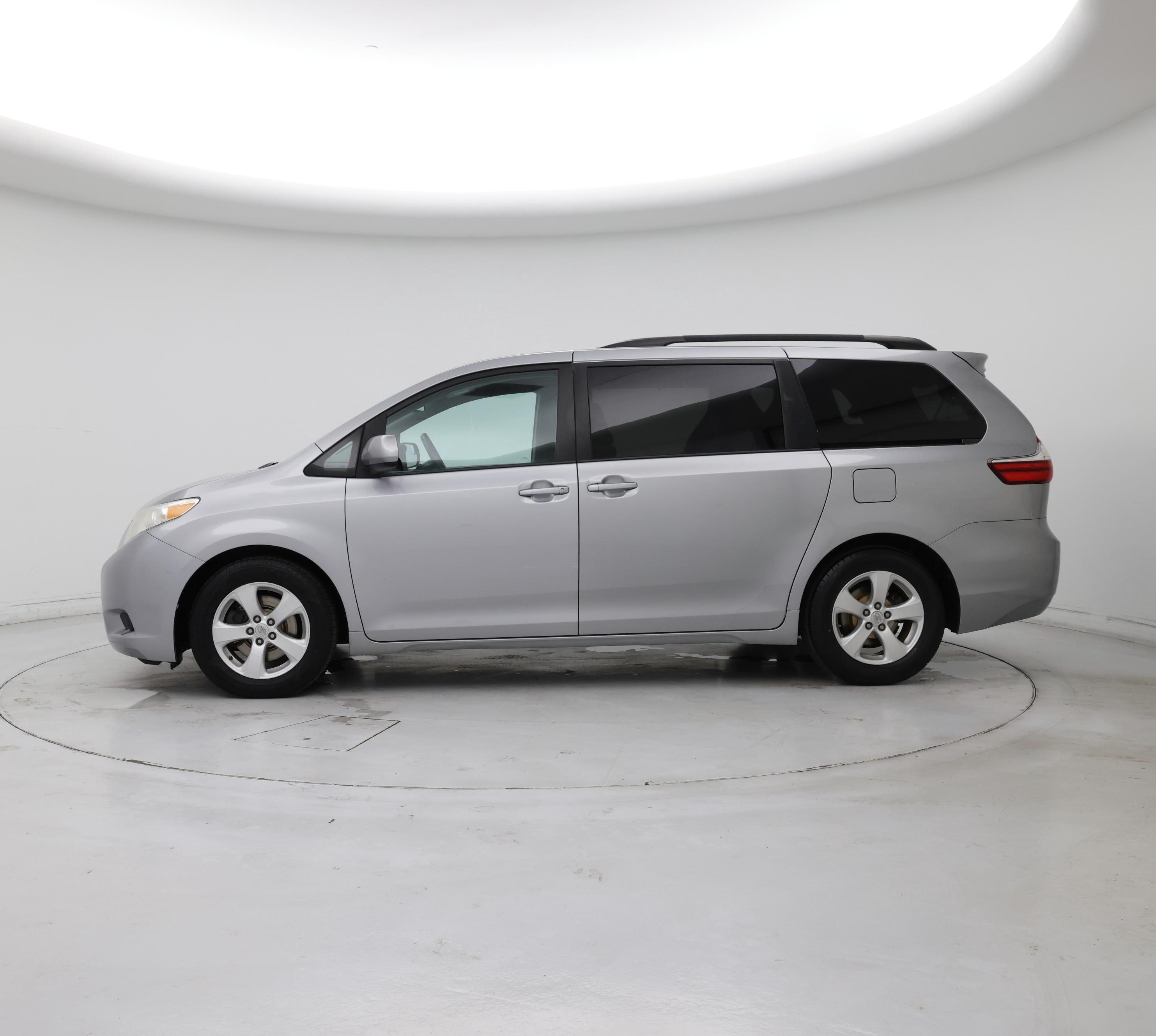 Thumbnail: 2015 Toyota Sienna - 3