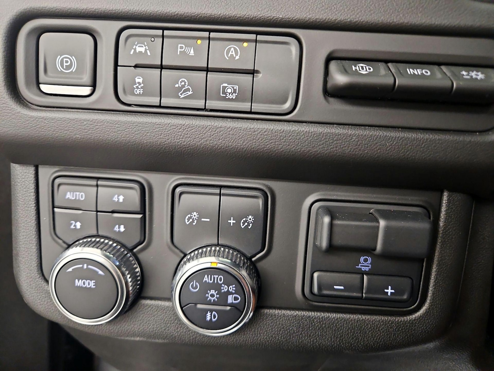 2024 GMC Yukon AT4 - Photo 14