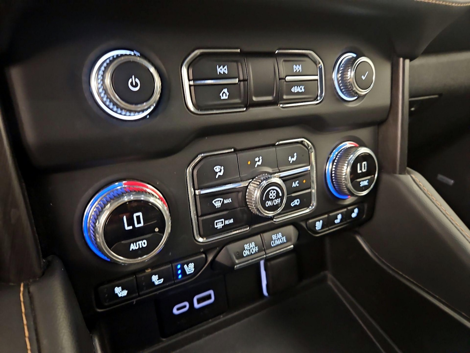 2024 GMC Yukon AT4 - Photo 18
