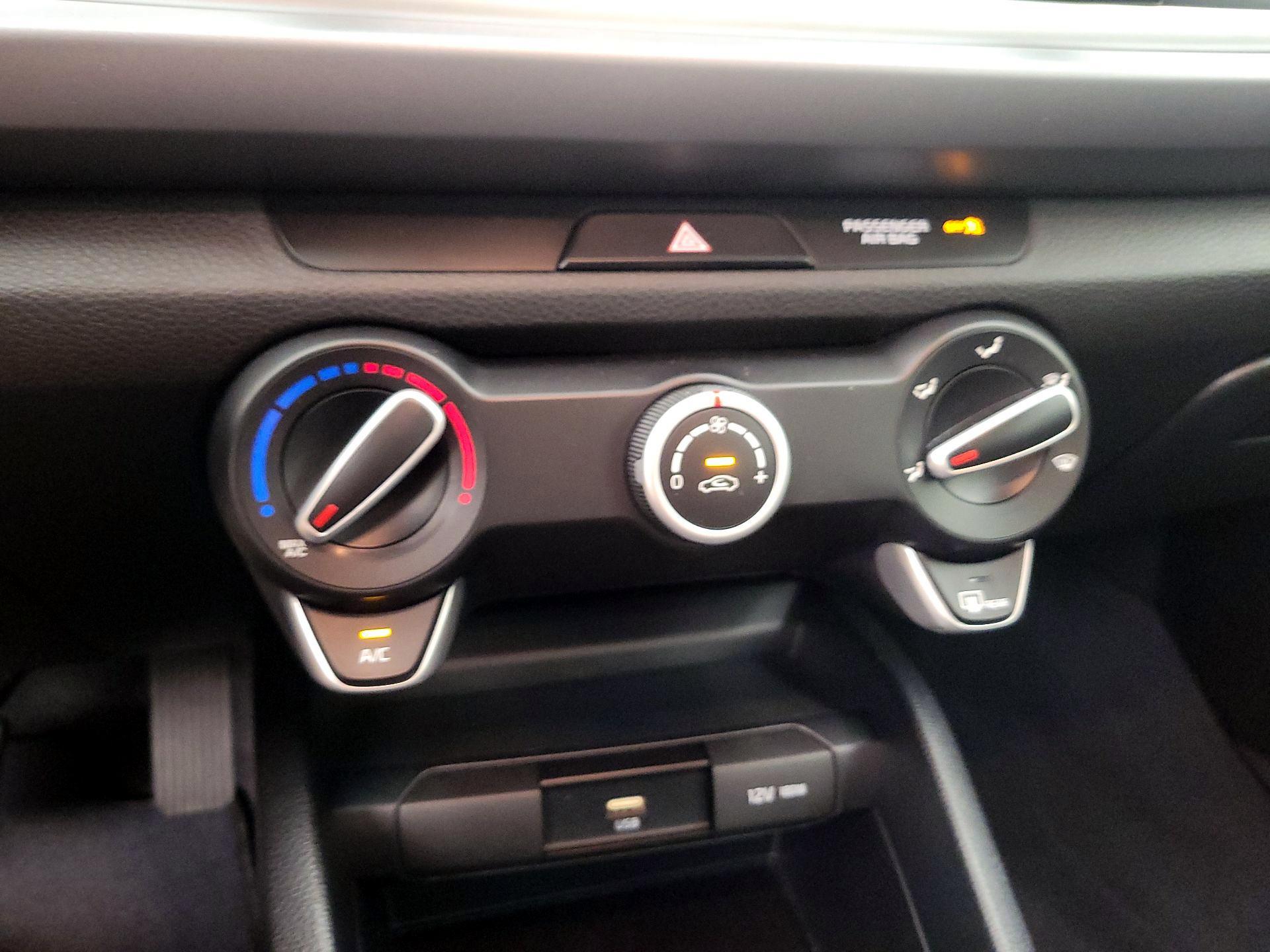 Thumbnail: 2022 Kia Rio - 16