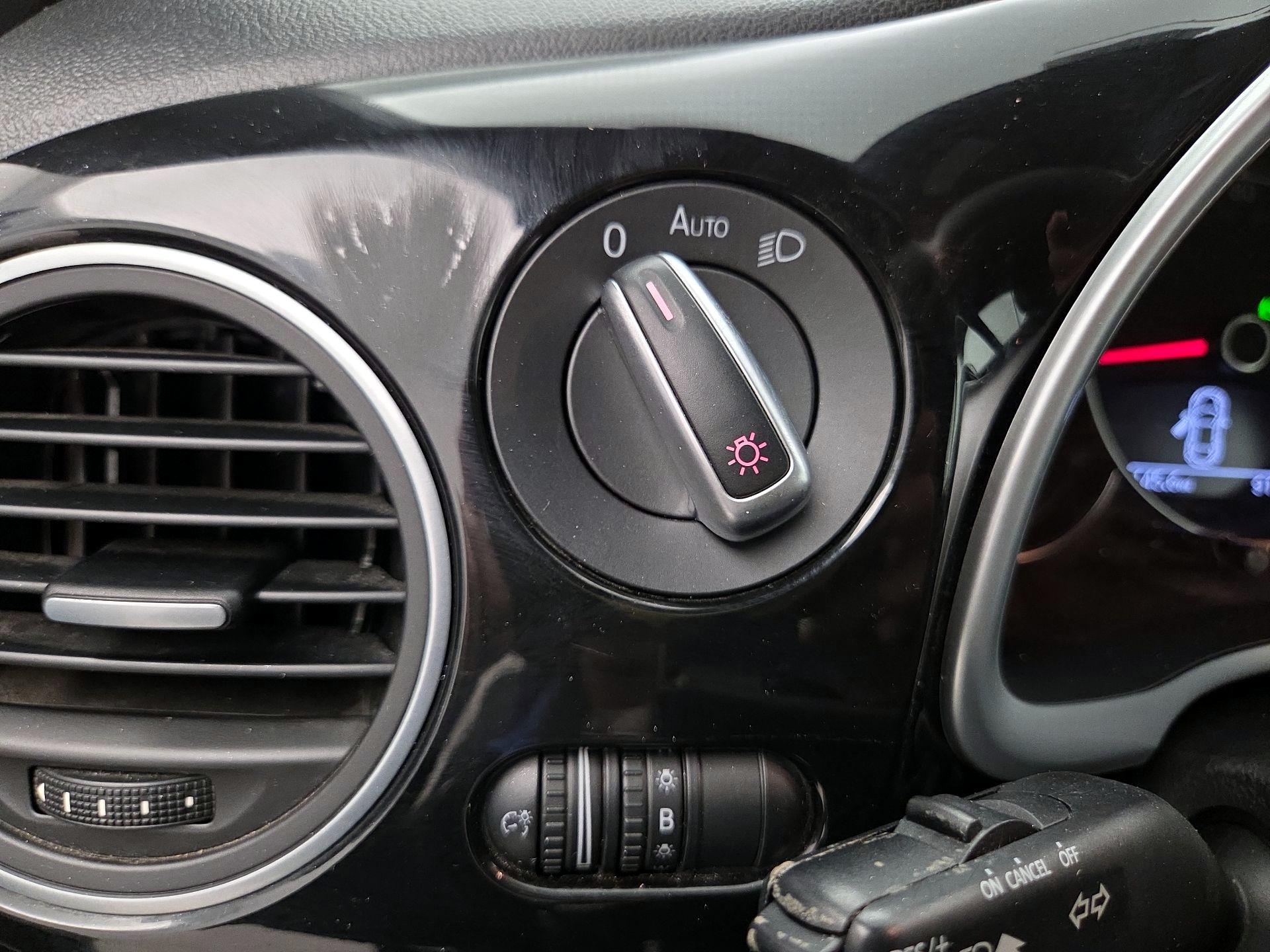 Thumbnail: 2017 Volkswagen Beetle - 13