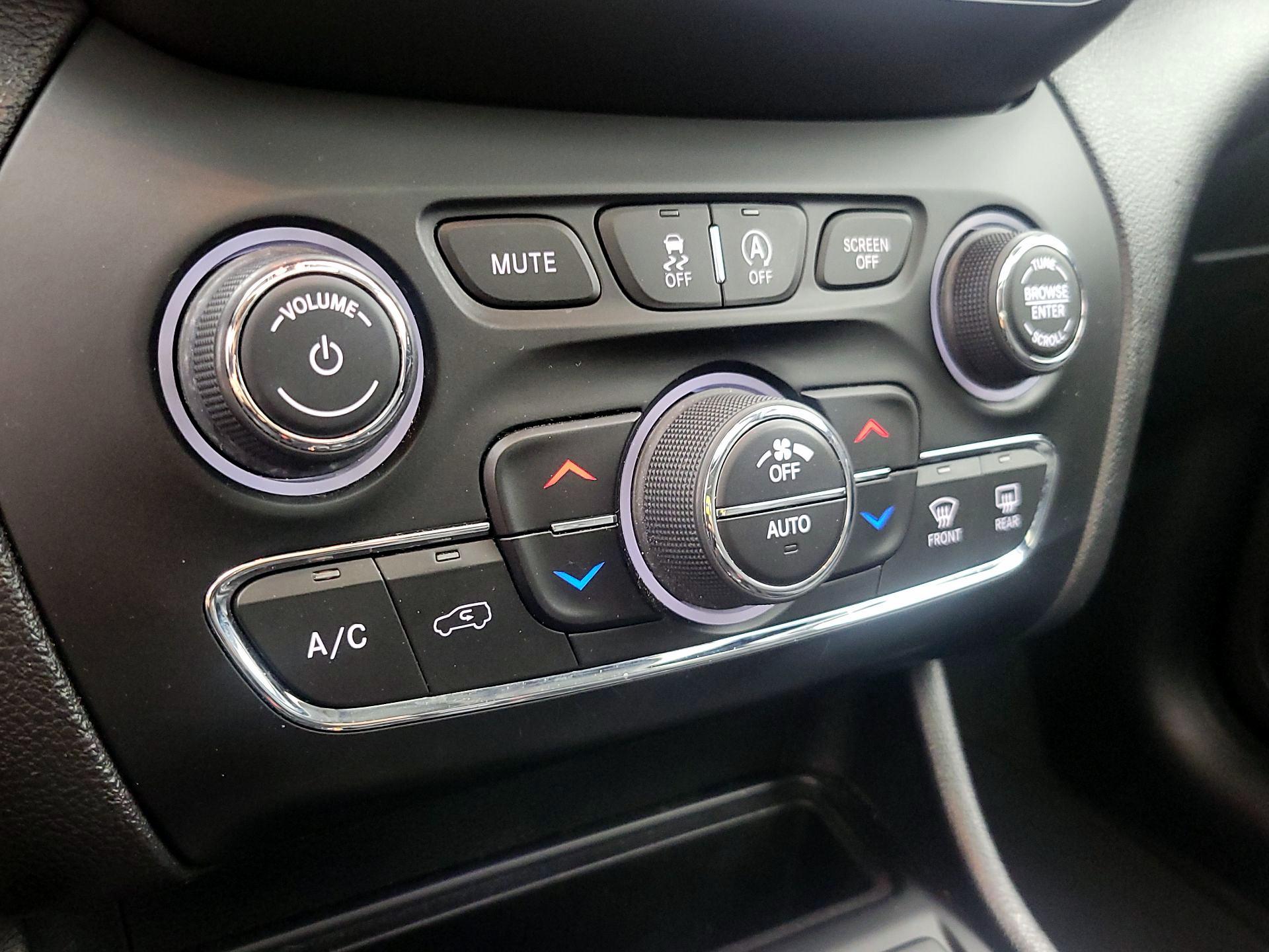 Thumbnail: 2020 Jeep Cherokee - 17