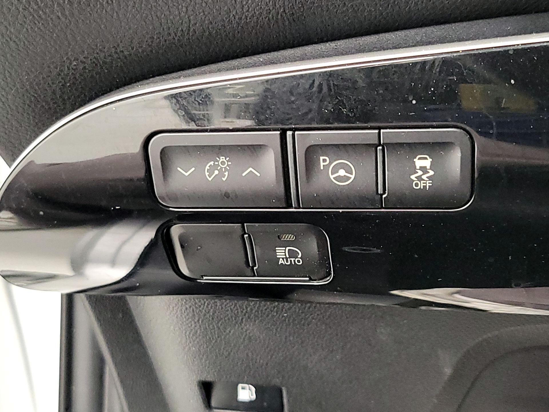 Thumbnail: 2020 Toyota Prius - 13