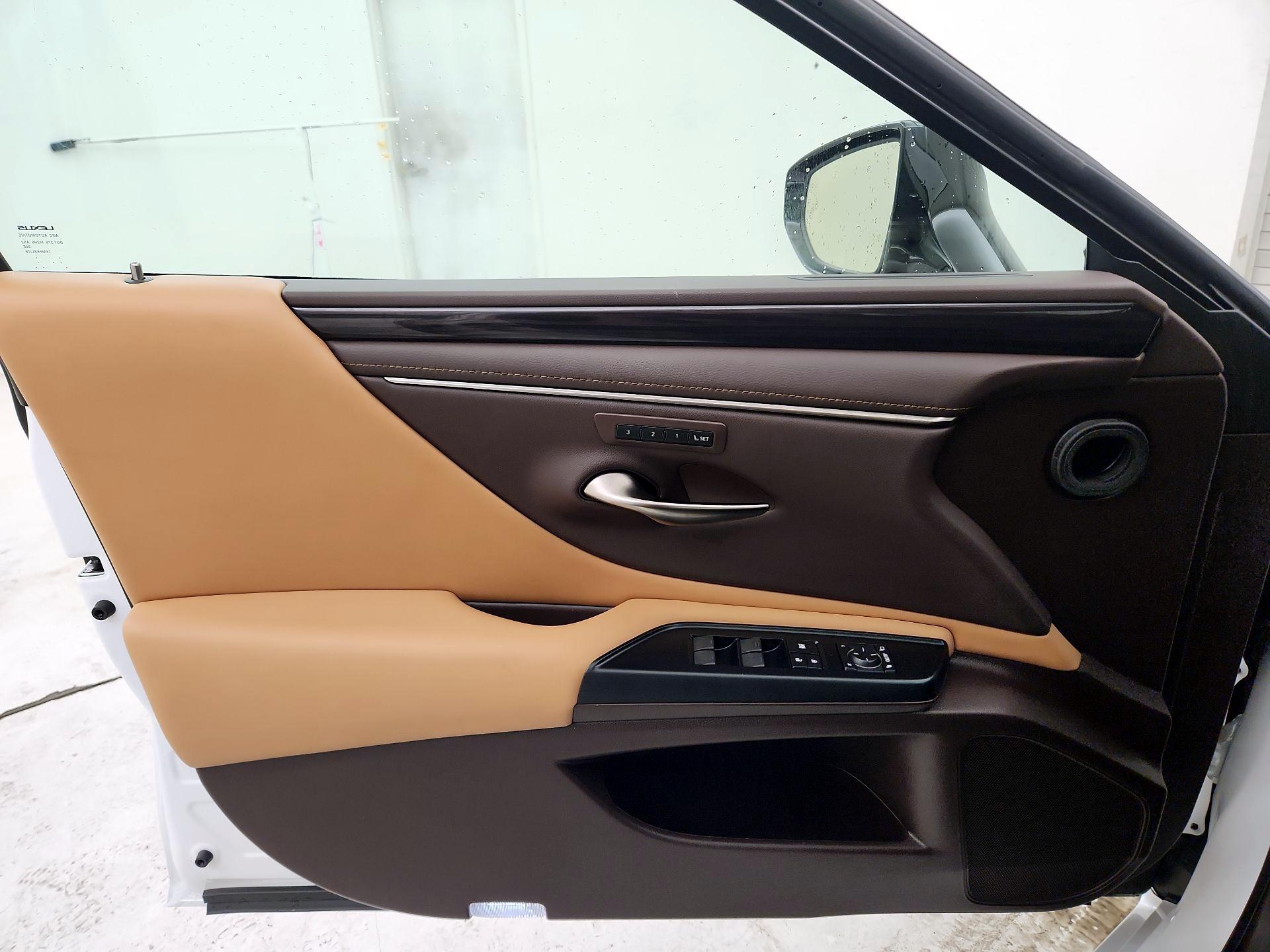 Thumbnail: 2020 Lexus ES - 12