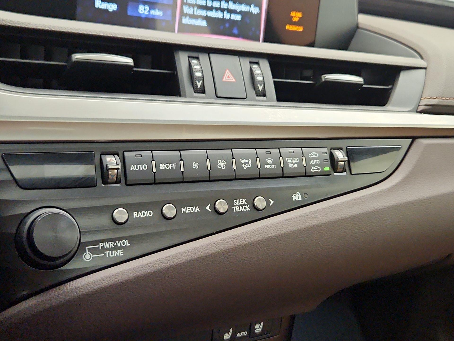 Thumbnail: 2020 Lexus ES - 16