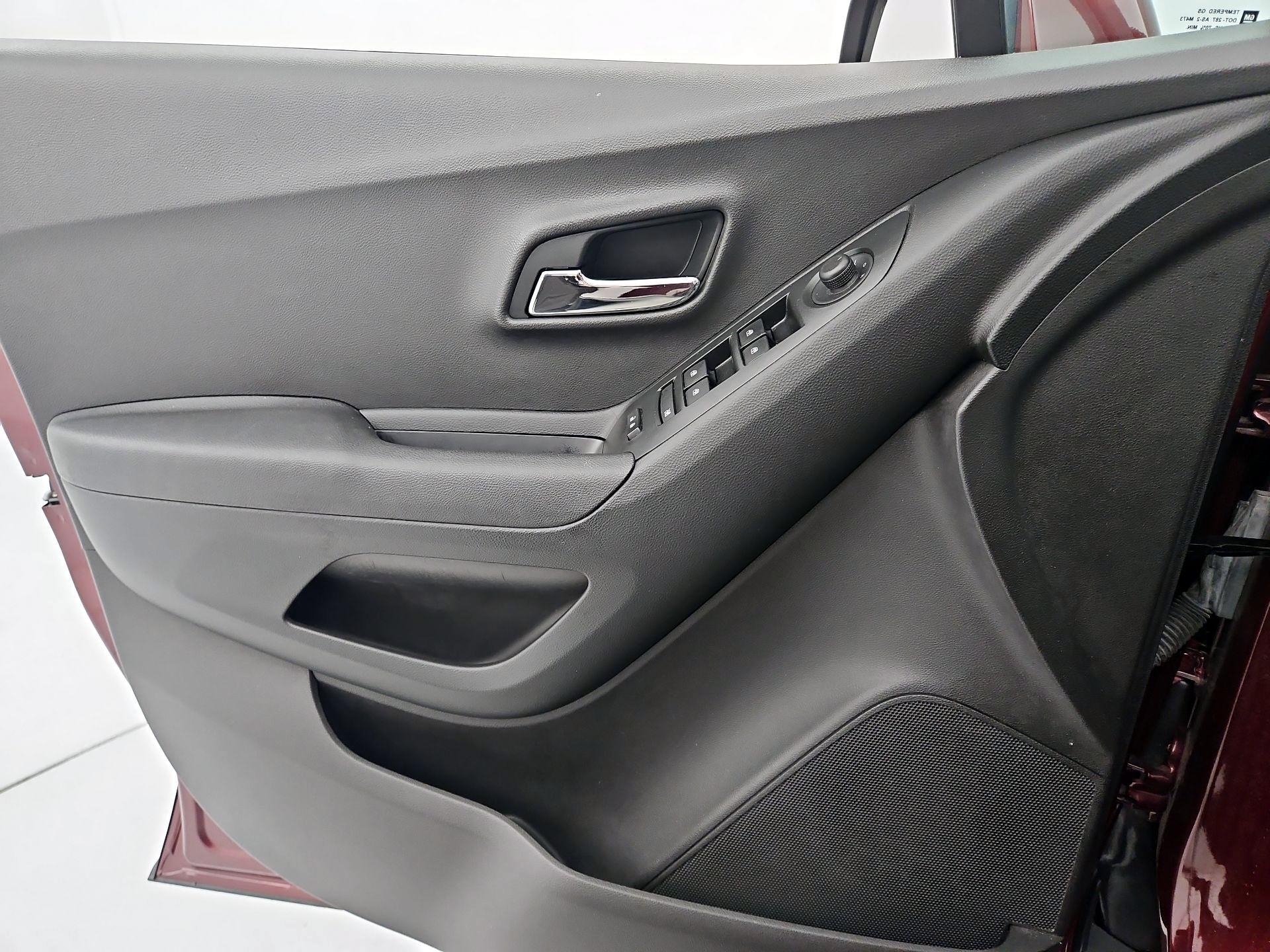 Thumbnail: 2017 Chevrolet Trax - 12