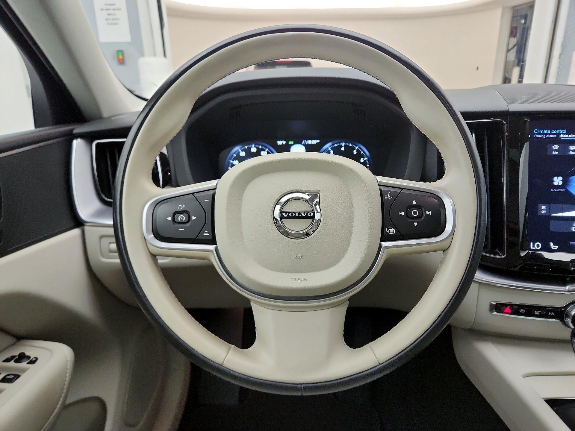 Thumbnail: 2020 Volvo XC60 - 10