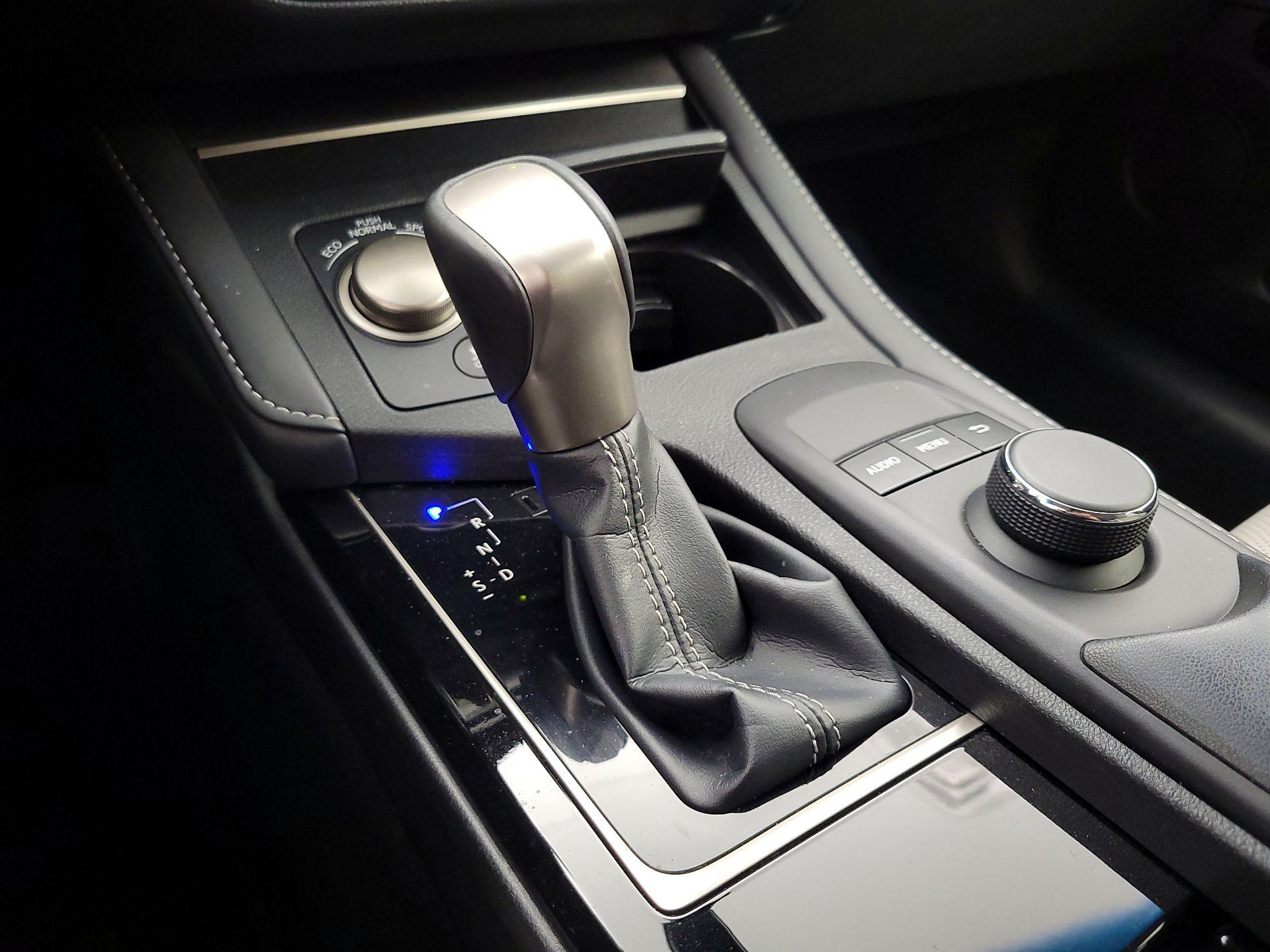 Thumbnail: 2018 Lexus ES - 17